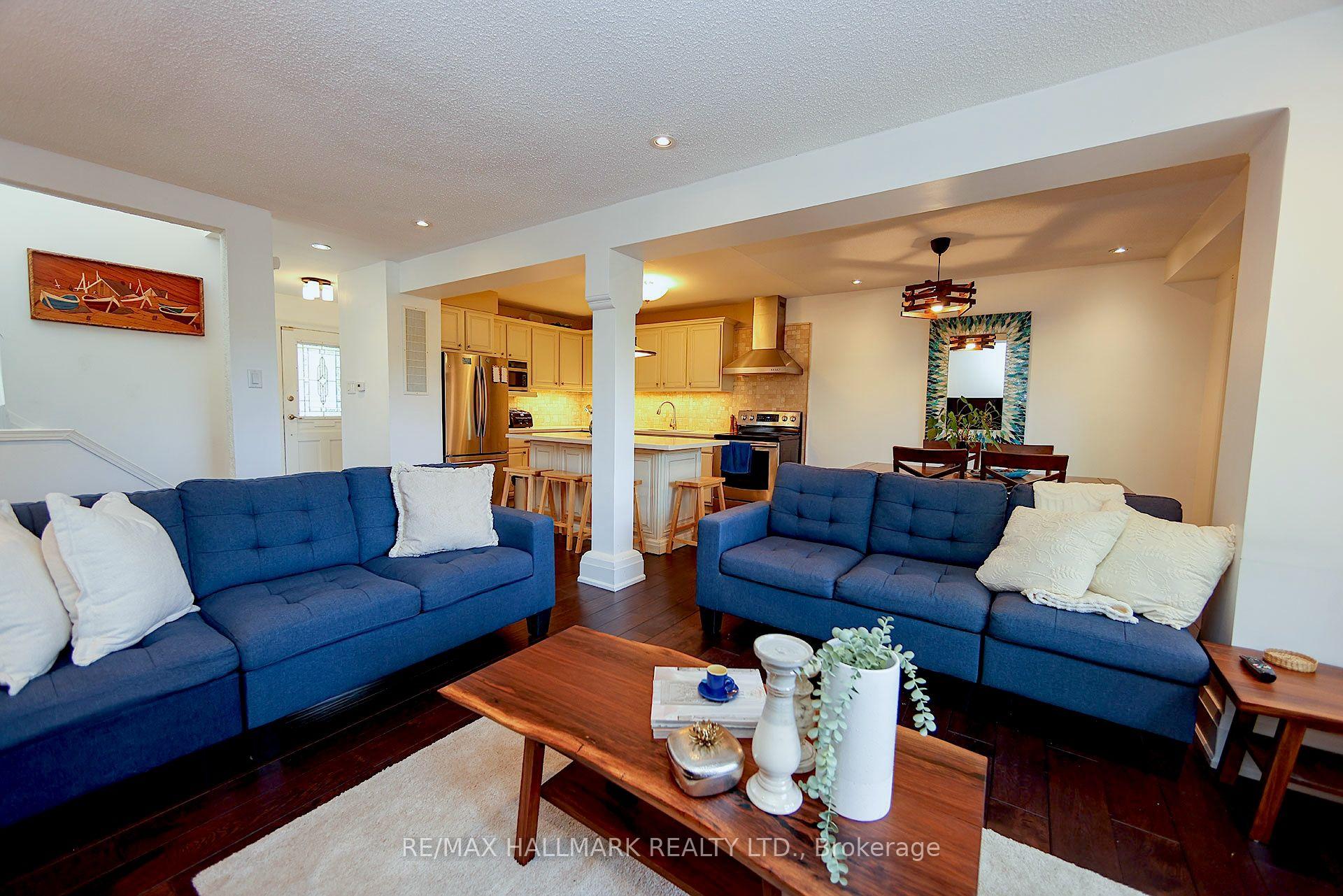 Photo 5 of 781 Pam Crescent, Newmarket, Huron Heights-Leslie Valley — HOMEH