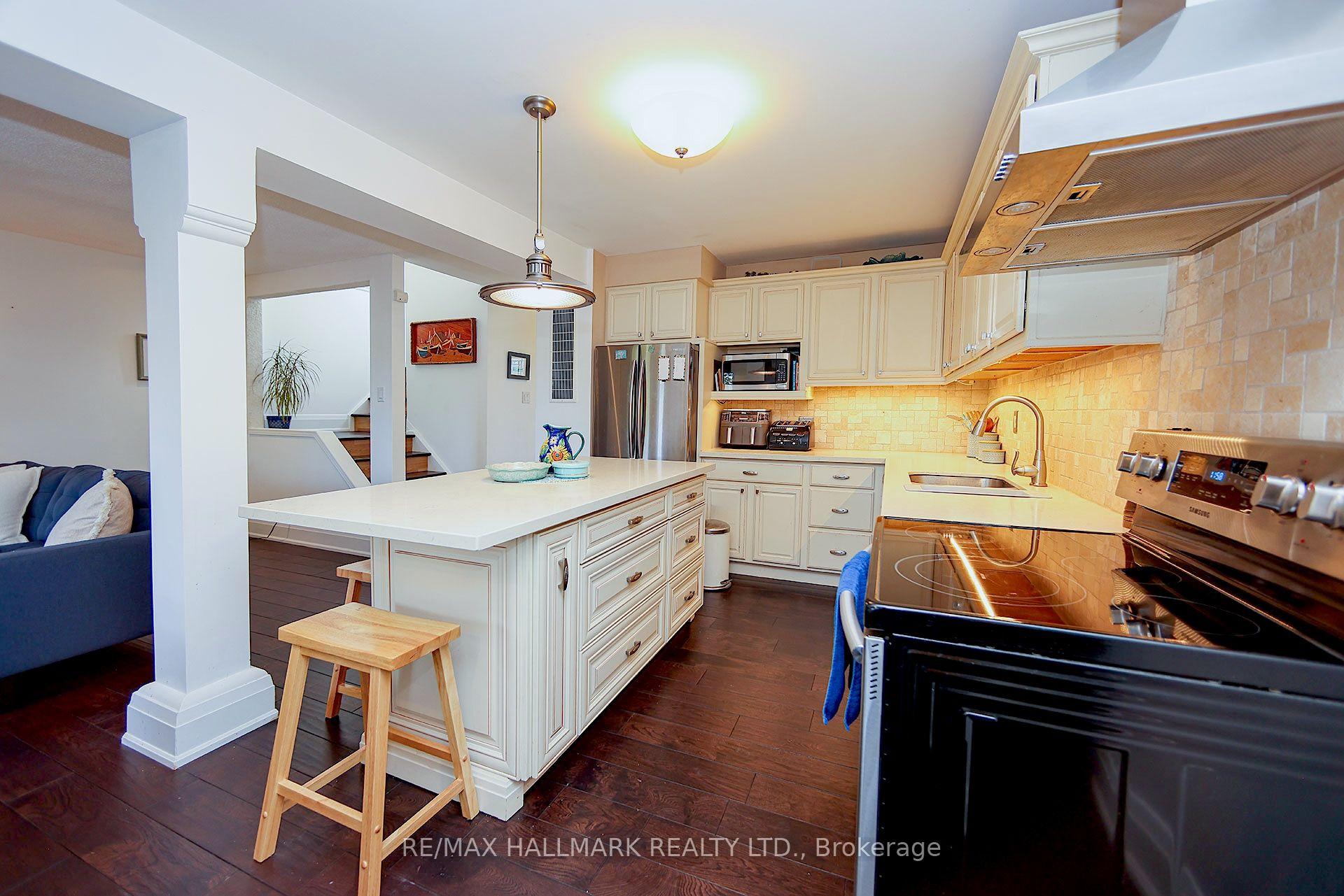 Photo 8 of 781 Pam Crescent, Newmarket, Huron Heights-Leslie Valley — HOMEH