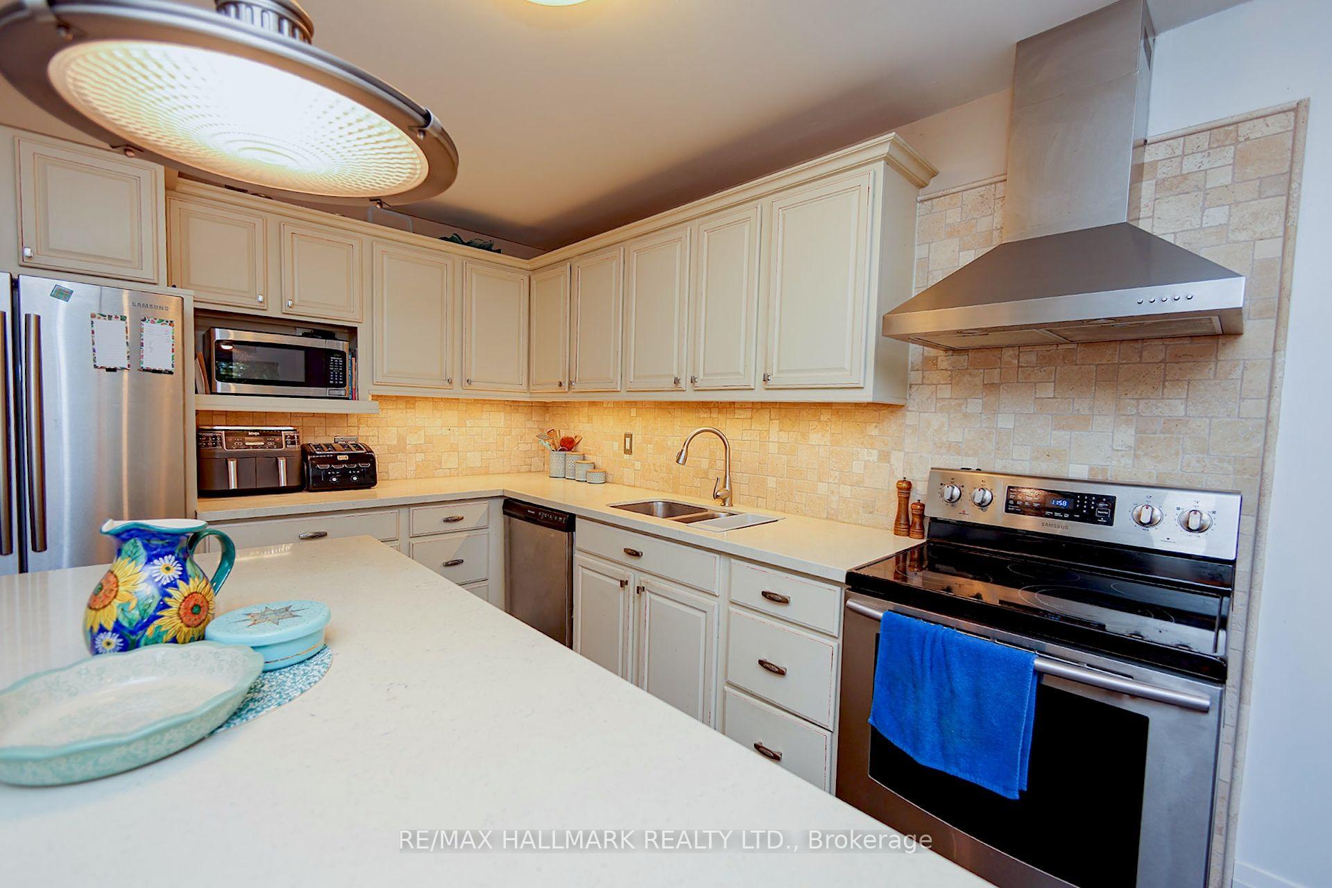 Photo 9 of 781 Pam Crescent, Newmarket, Huron Heights-Leslie Valley — HOMEH
