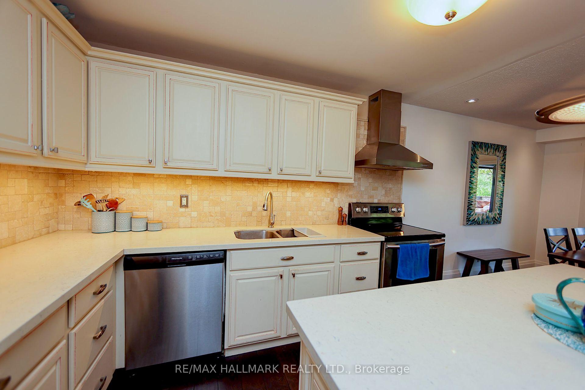 Photo 10 of 781 Pam Crescent, Newmarket, Huron Heights-Leslie Valley — HOMEH