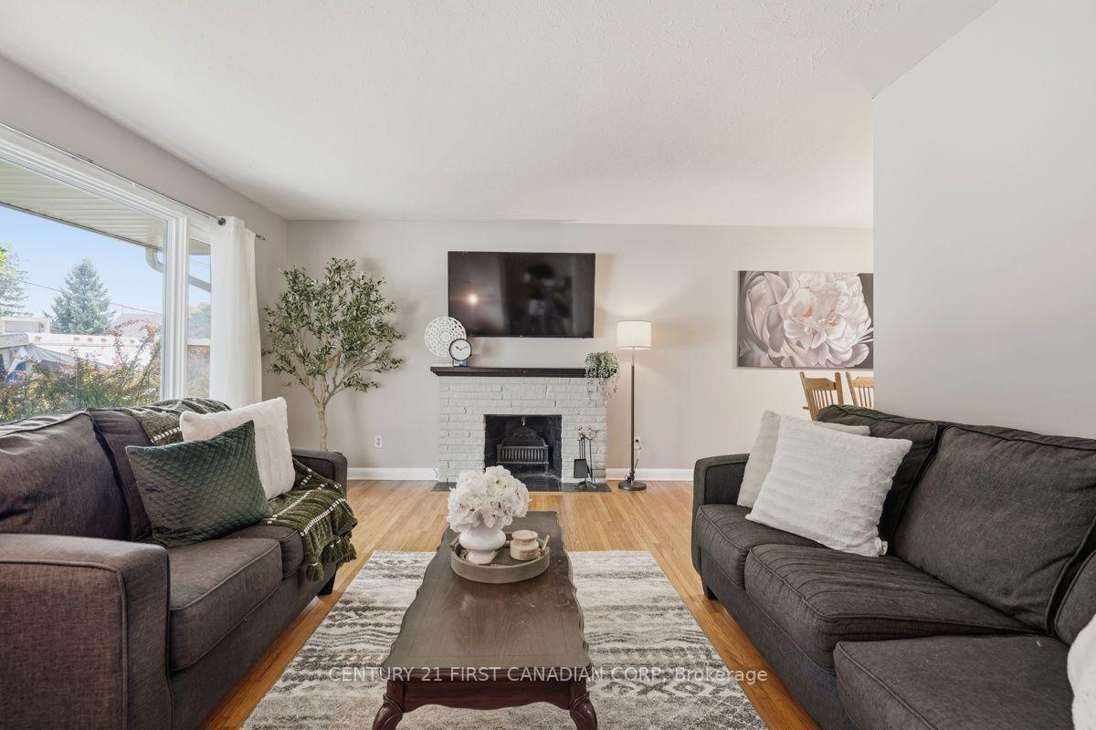 Photo 7 of 283 Spruce Street, London, East H — HOMEH