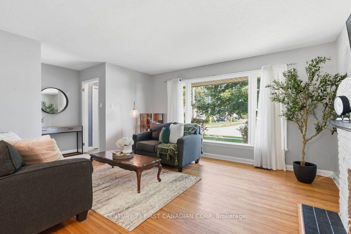 Photo 9 of 283 Spruce Street, London, East H — HOMEH