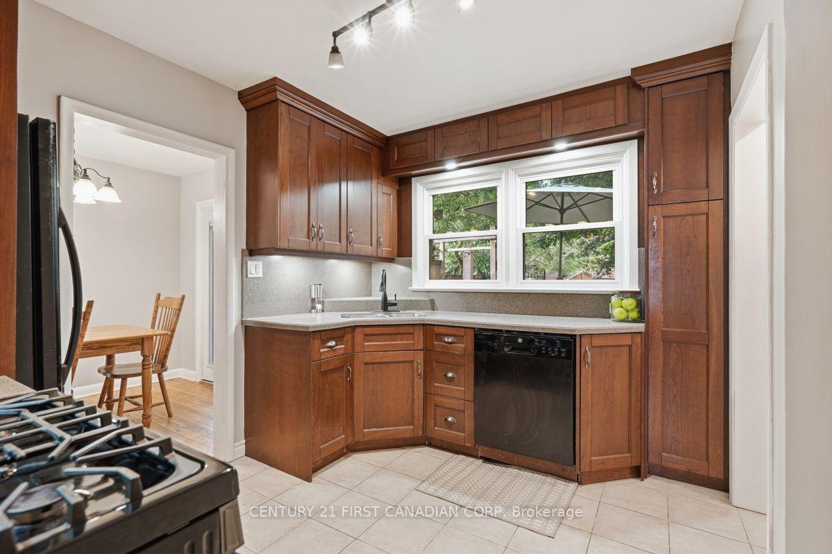 Photo 11 of 283 Spruce Street, London, East H — HOMEH