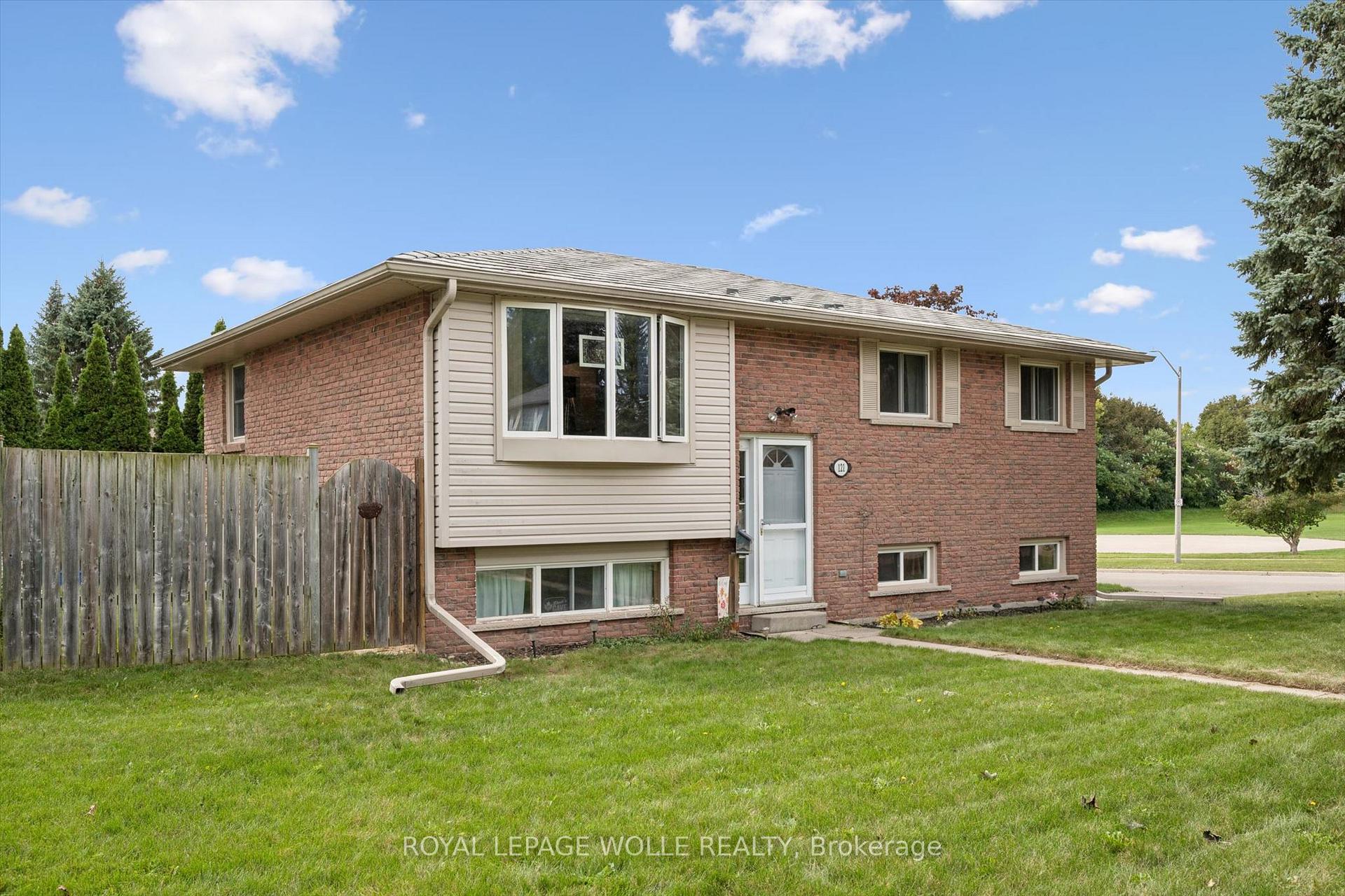 Photo 3 of 121 Nathaniel Crescent, Kitchener, Brigadoon — HOMEH