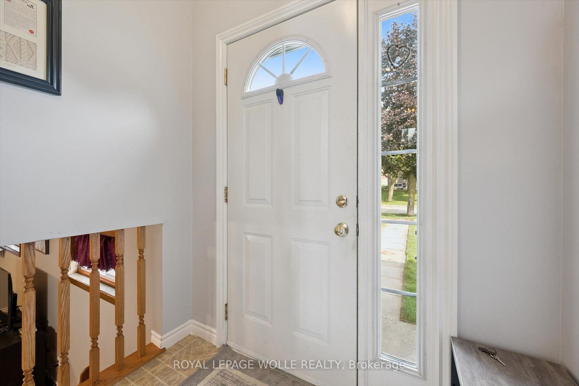 Photo 7 of 121 Nathaniel Crescent, Kitchener, Brigadoon — HOMEH