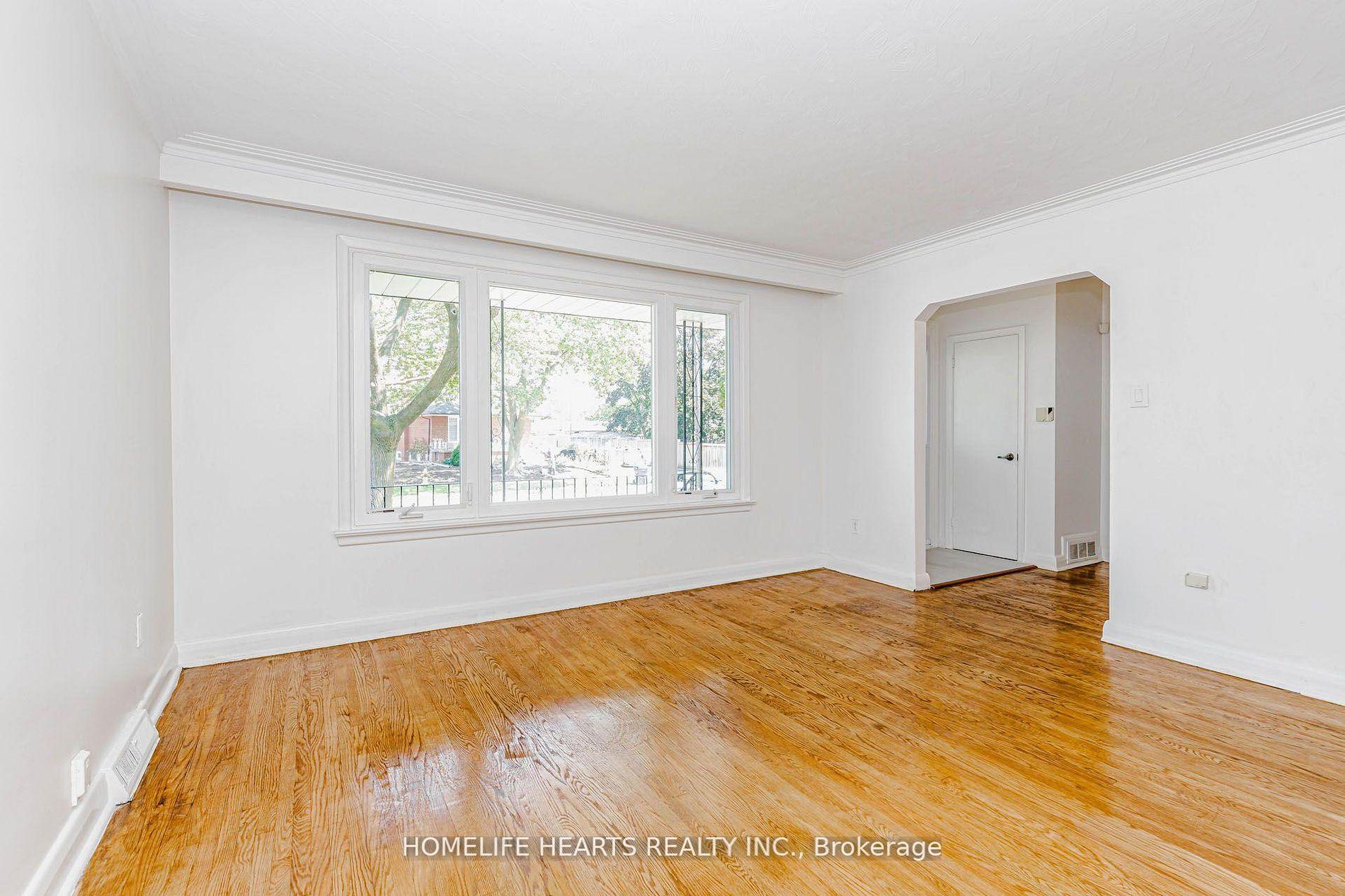 Photo 11 of 6 Dittmer Crescent, Etobicoke, West Humber-Clairville — HOMEH