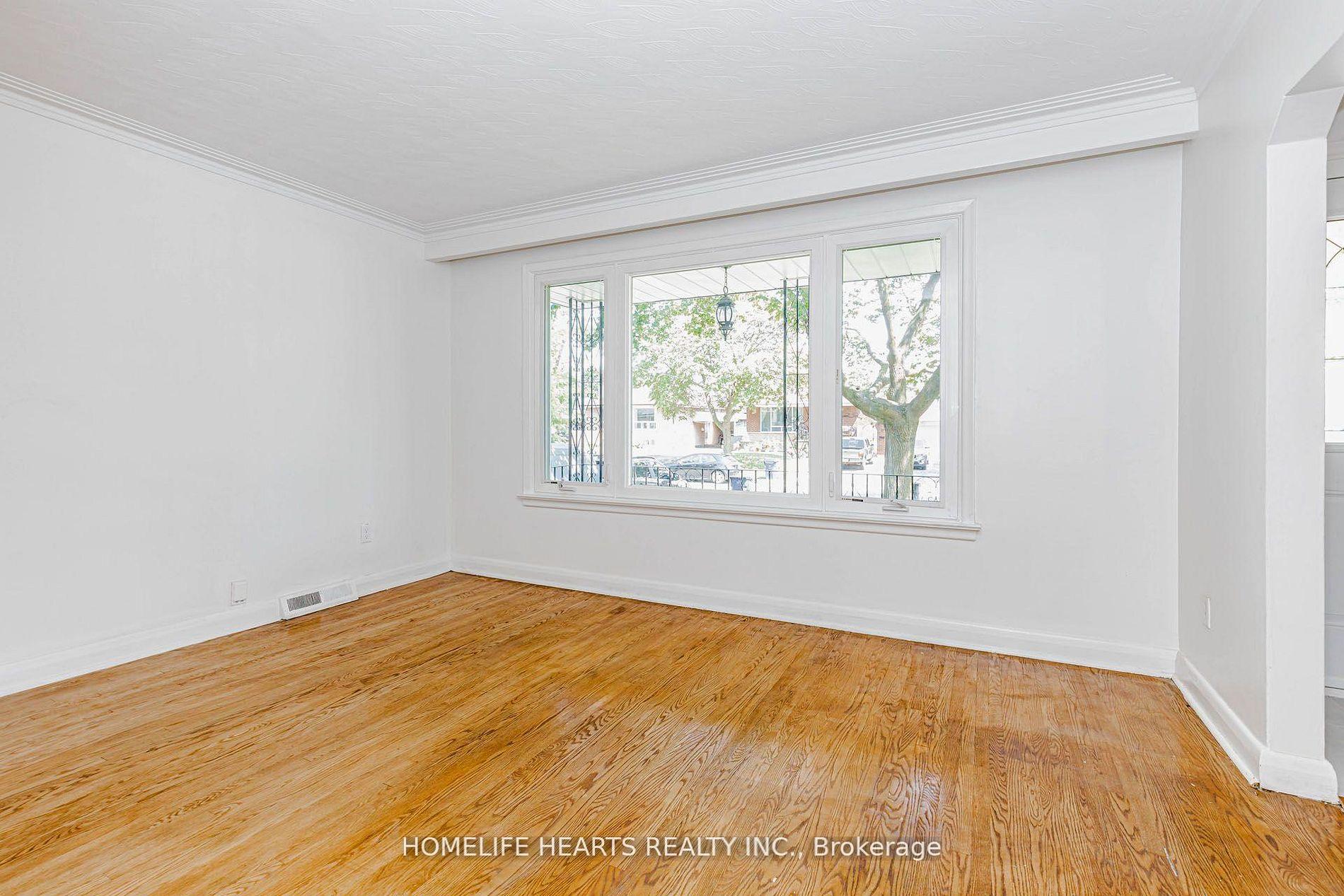 Photo 12 of 6 Dittmer Crescent, Etobicoke, West Humber-Clairville — HOMEH