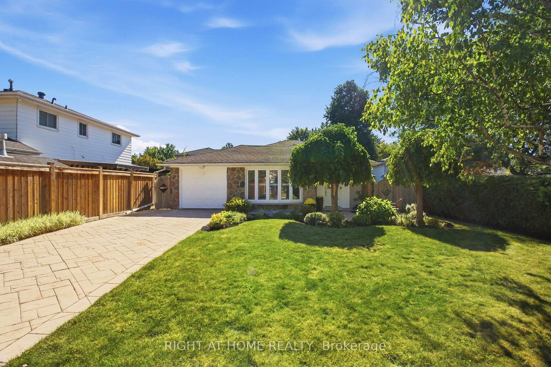 Photo 6 of 20 Mono Court, Brampton, Brampton East — HOMEH