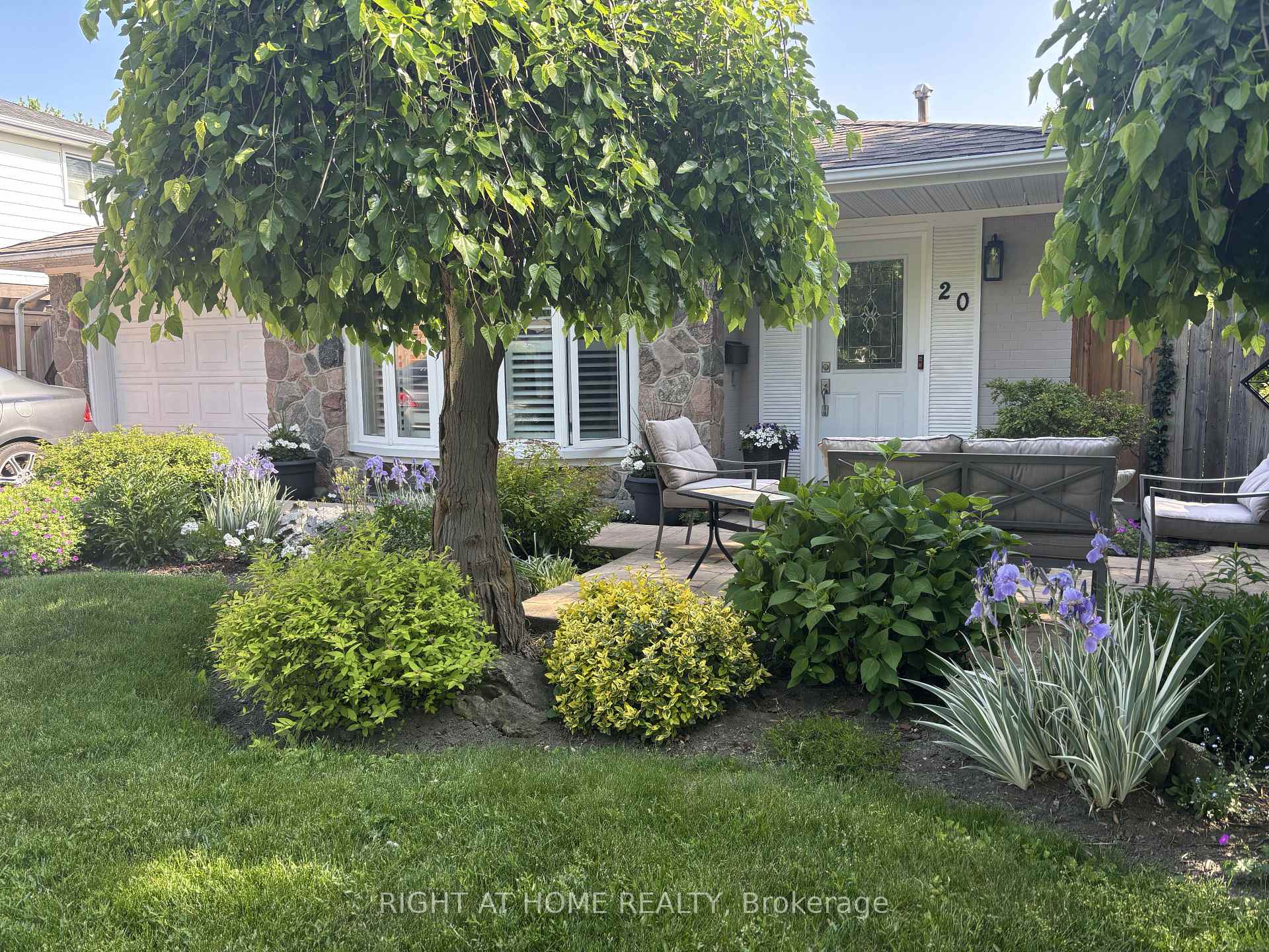 Photo 7 of 20 Mono Court, Brampton, Brampton East — HOMEH