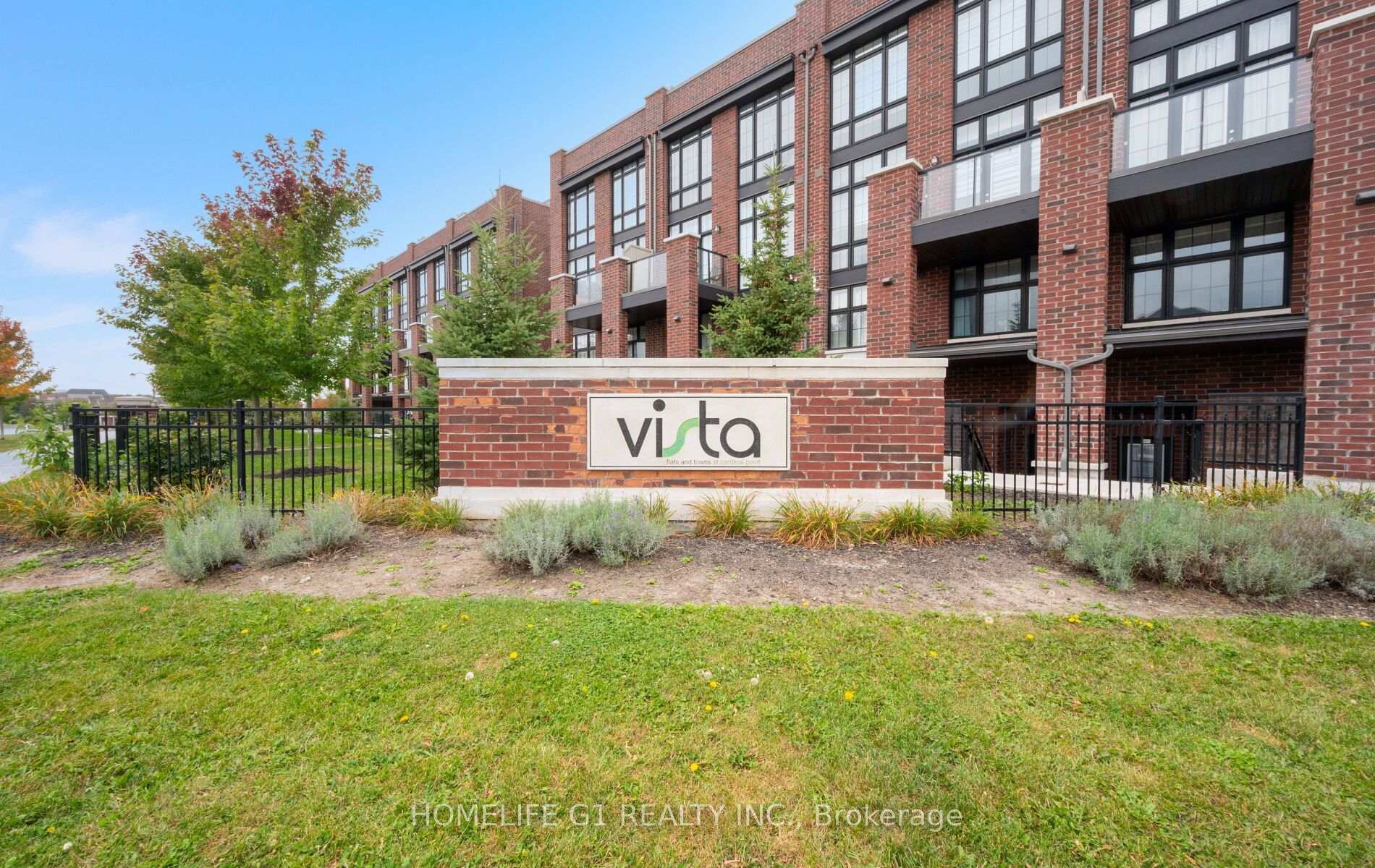Photo 2 of 1 Whitaker Way, Whitchurch-Stouffville, Stouffville — HOMEH