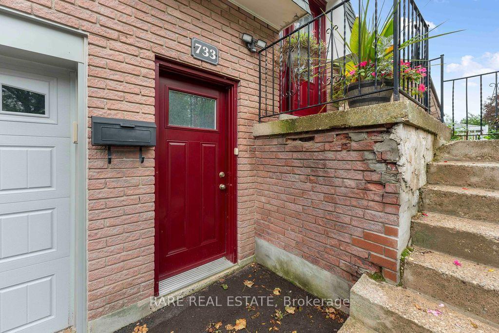 Photo 2 of Unit Lower, 733 Eaglemount Crescent, Mississauga, Erindale — HOMEH