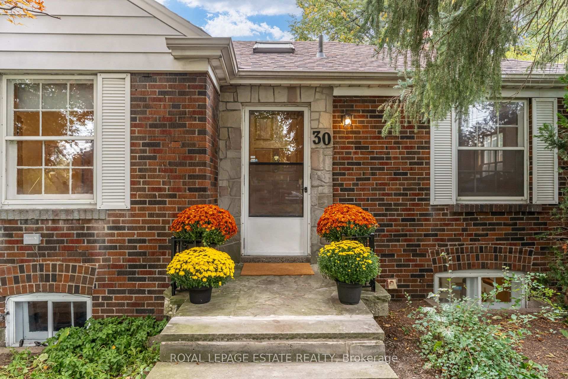 Photo 3 of 30 Barbara Crescent, Toronto, East York — HOMEH