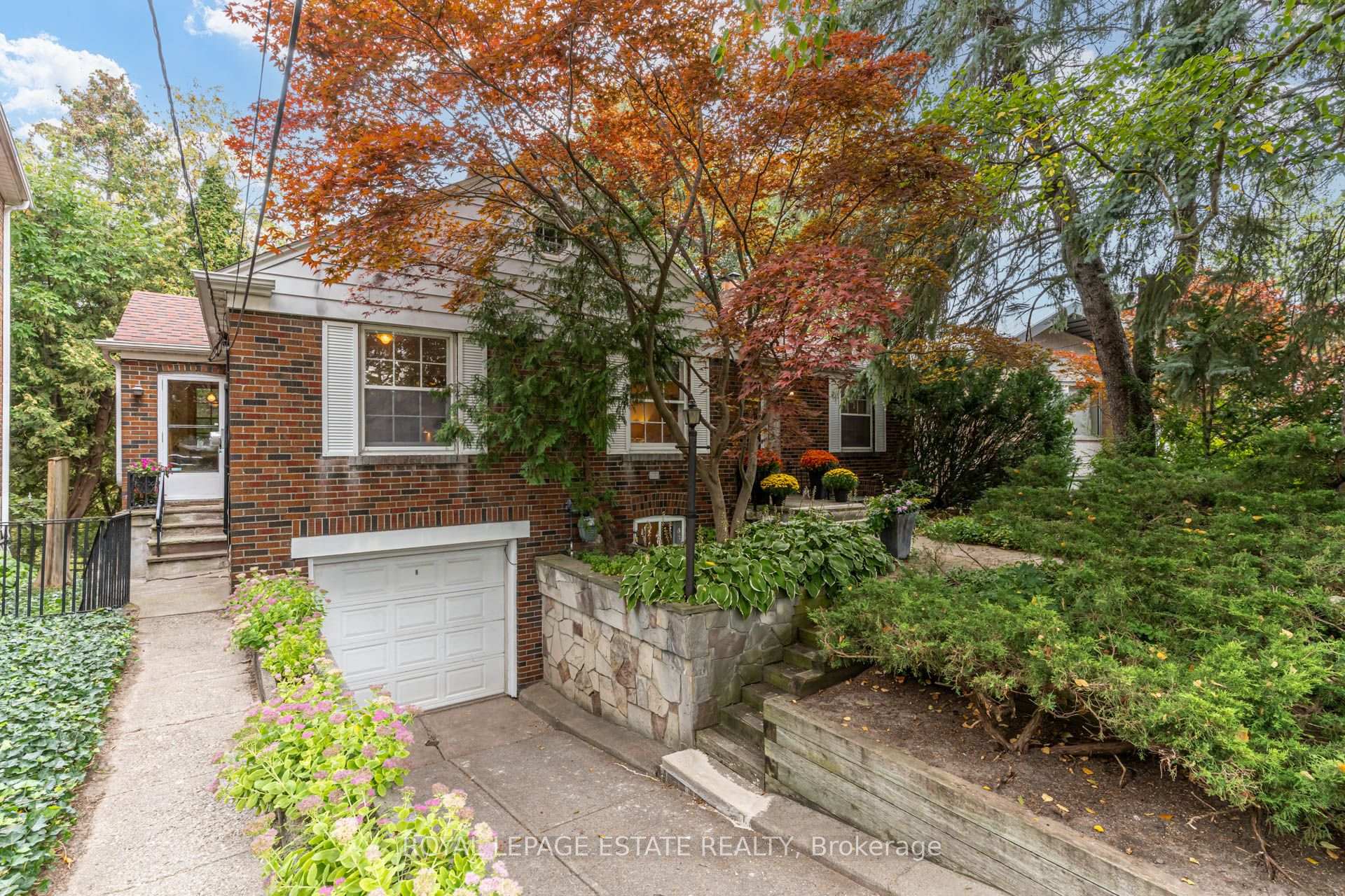 Photo 4 of 30 Barbara Crescent, Toronto, East York — HOMEH