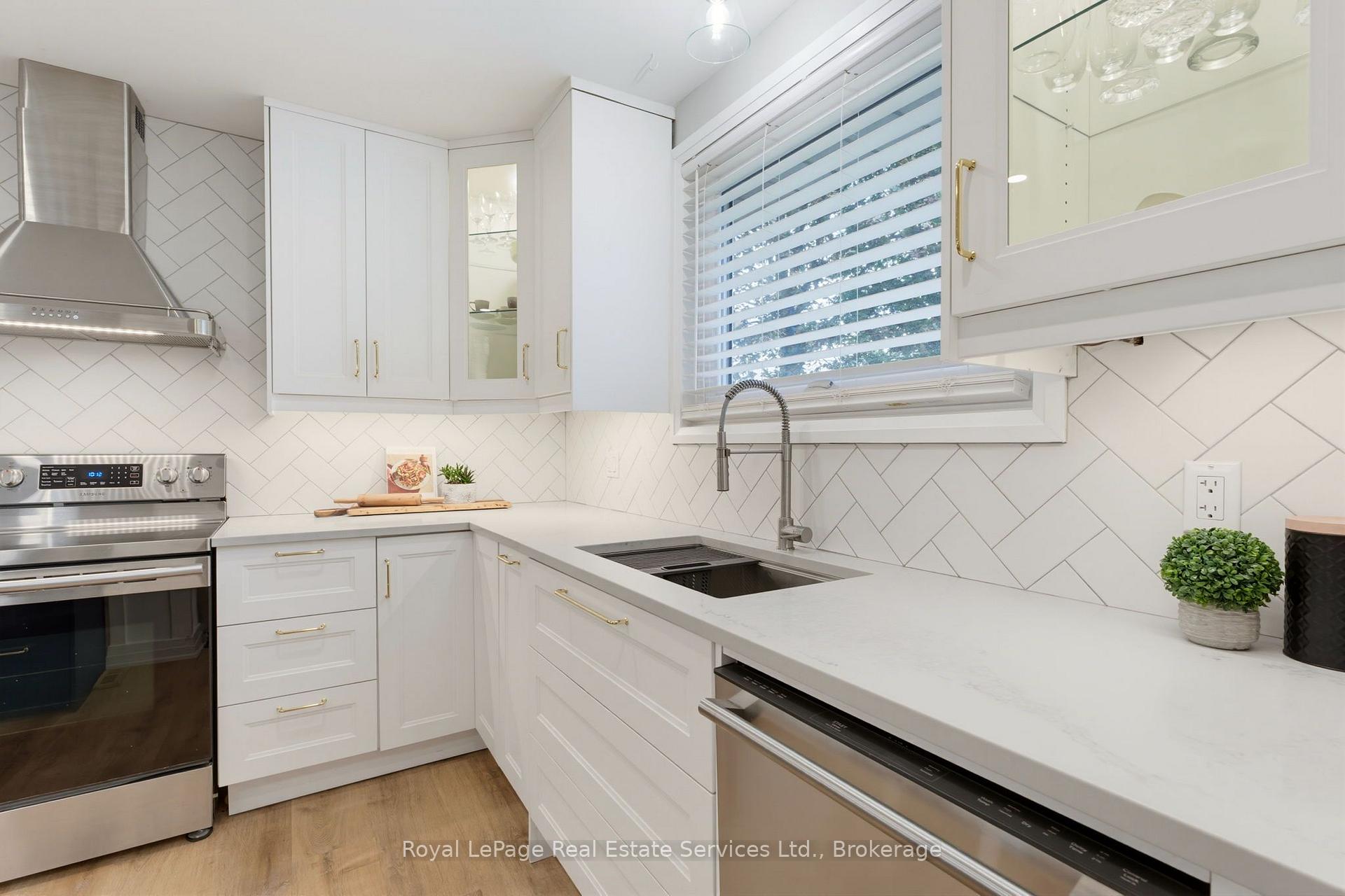 Photo 11 of 539 Galway Drive, Burlington, Shoreacres — HOMEH