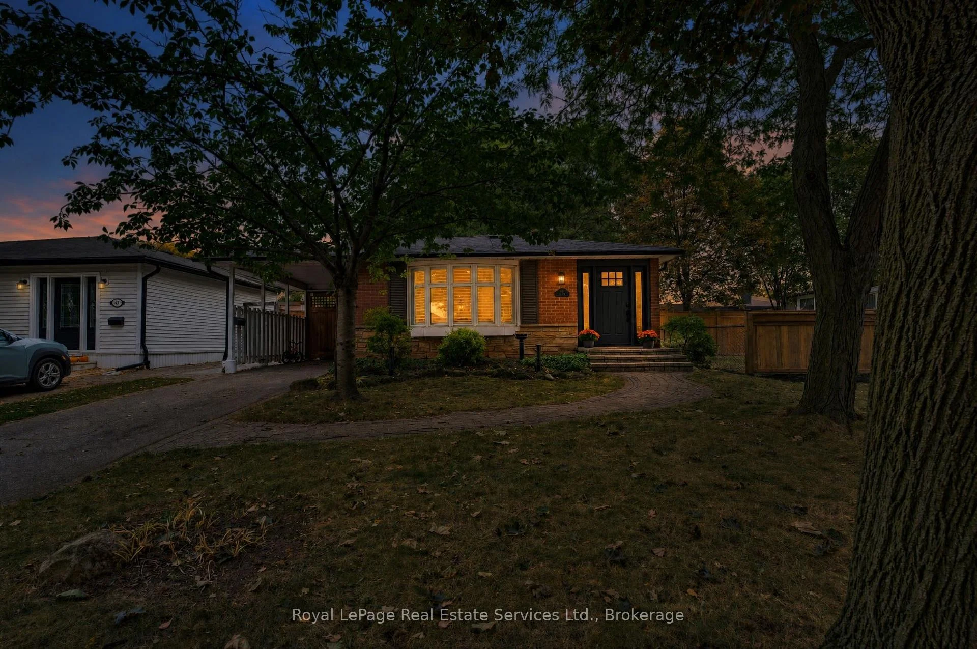 Photo 3 of 539 Galway Drive, Burlington, Shoreacres — HOMEH