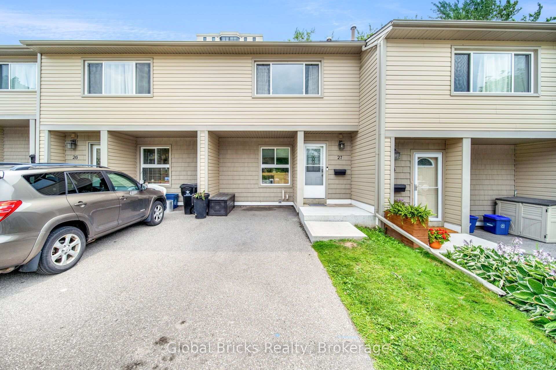 Photo 3 of Unit 27, 15 Green Valley Drive, Kitchener, Pioneer Park — HOMEH