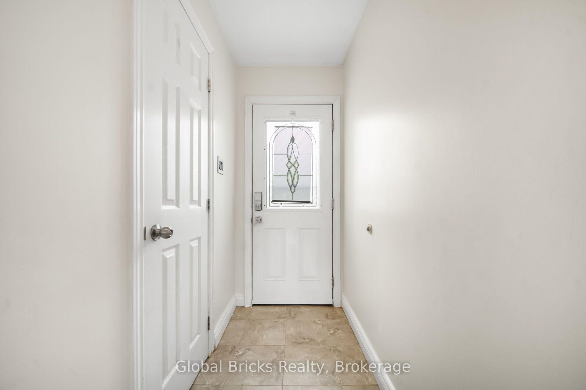Photo 4 of Unit 27, 15 Green Valley Drive, Kitchener, Pioneer Park — HOMEH