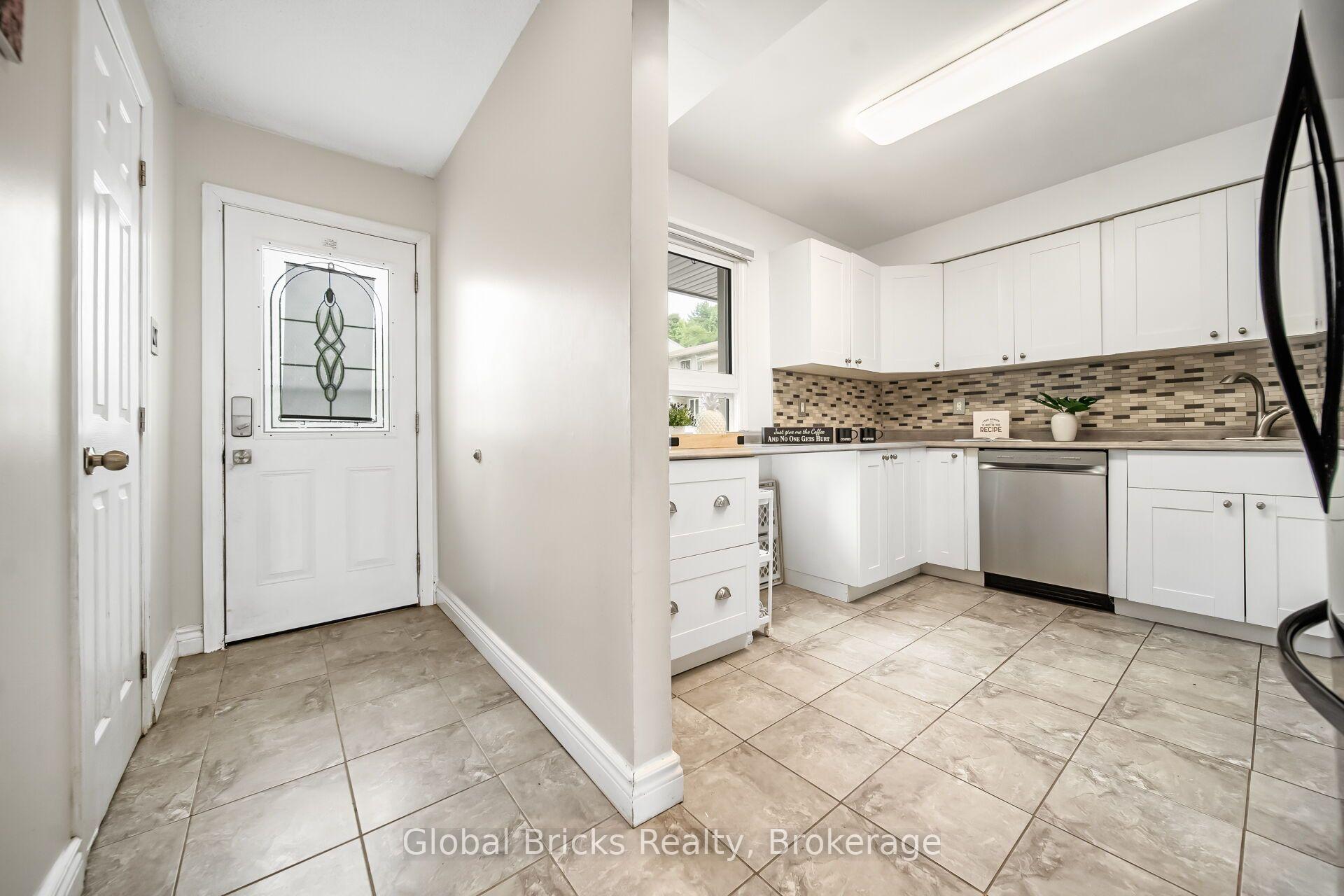 Photo 5 of Unit 27, 15 Green Valley Drive, Kitchener, Pioneer Park — HOMEH