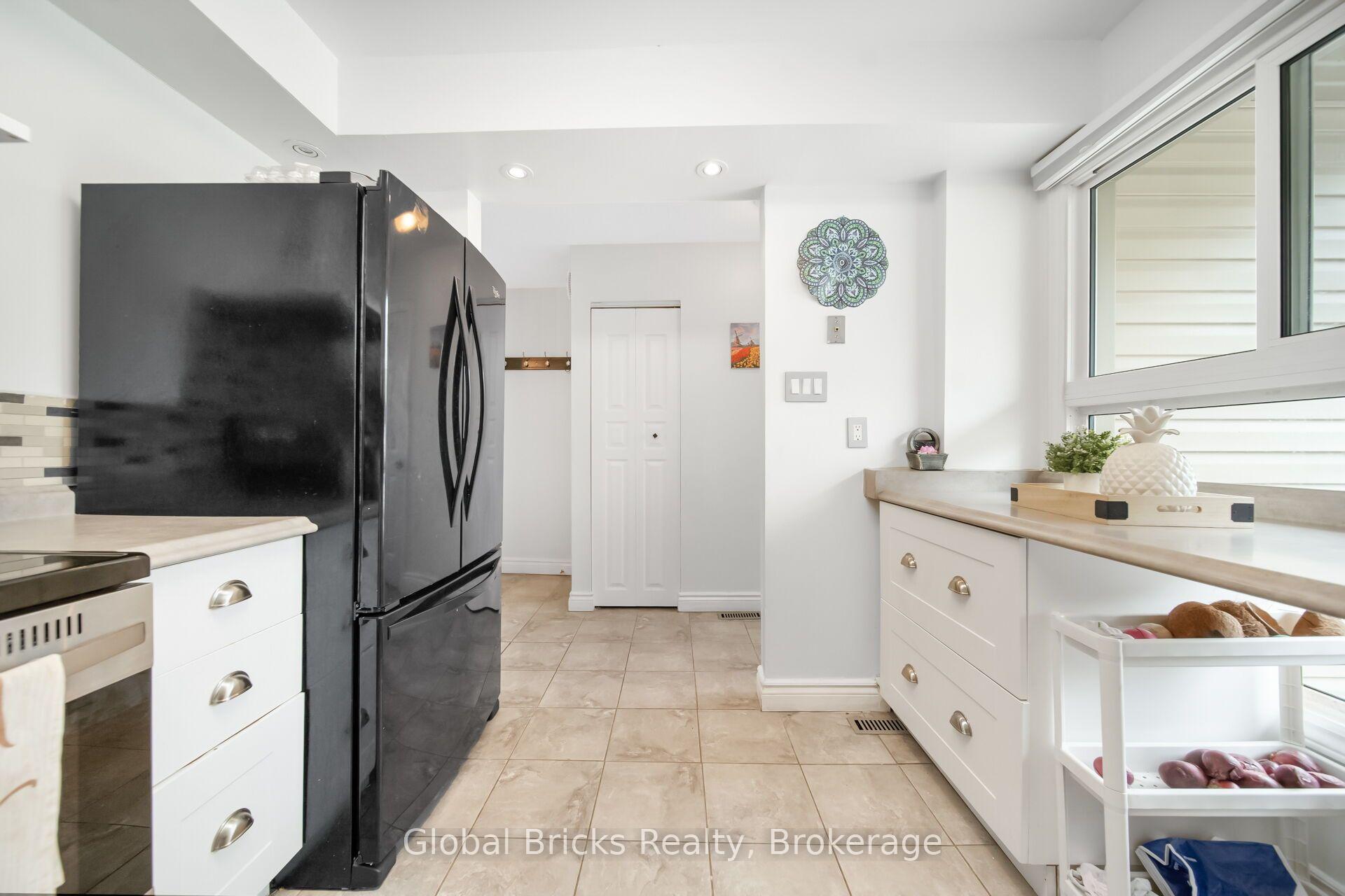 Photo 11 of Unit 27, 15 Green Valley Drive, Kitchener, Pioneer Park — HOMEH