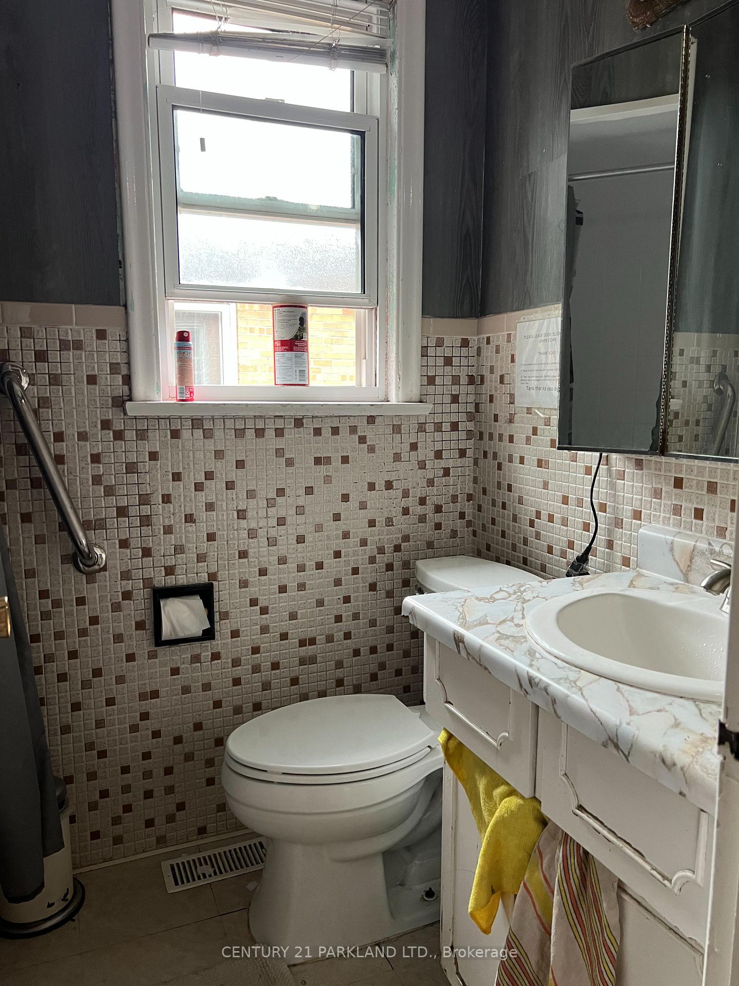 Photo 4 of 125 North Carson Street, Etobicoke, Alderwood — HOMEH