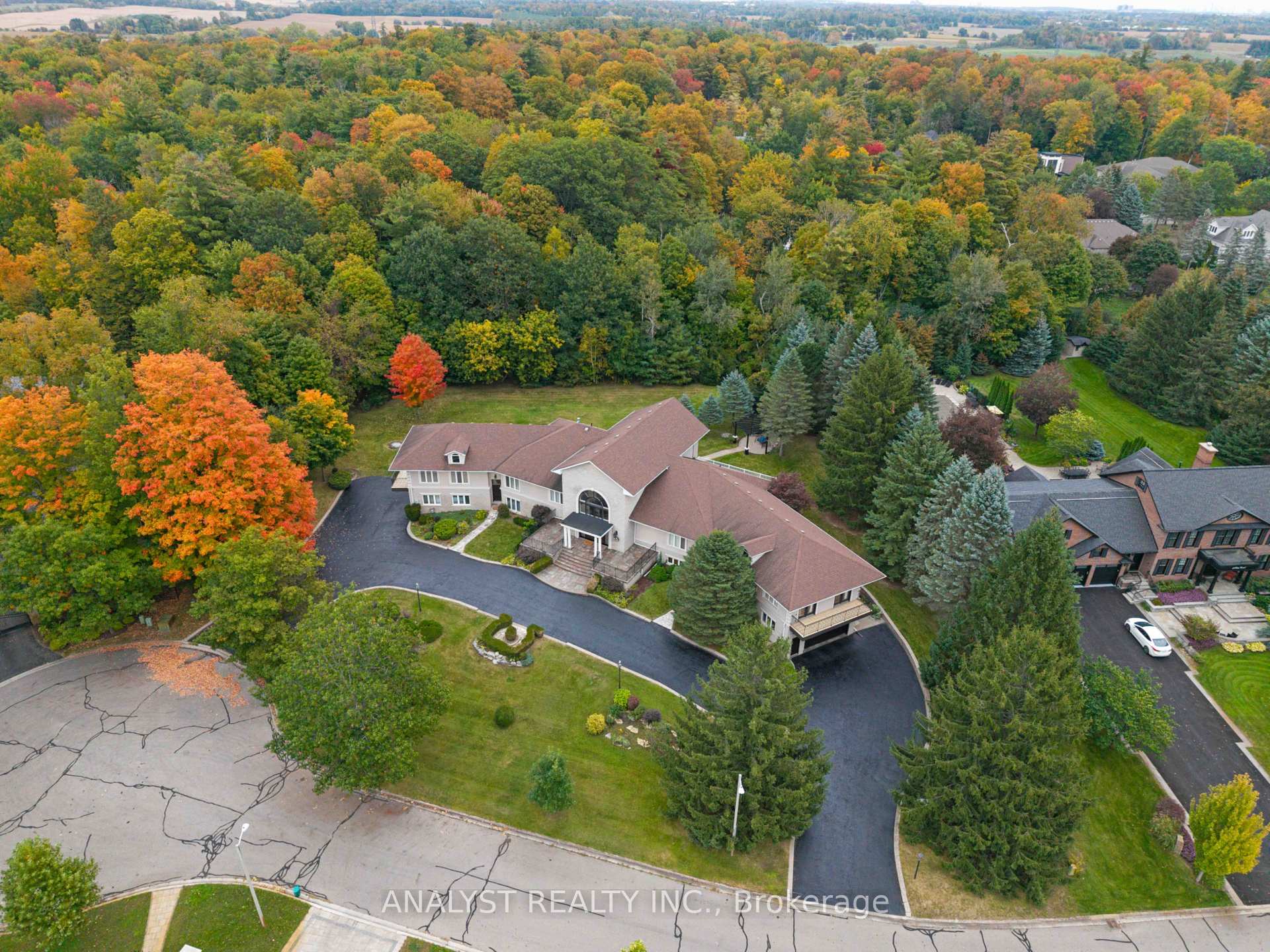 Photo 3 of 81 Orico Court, Vaughan, Kleinburg — HOMEH