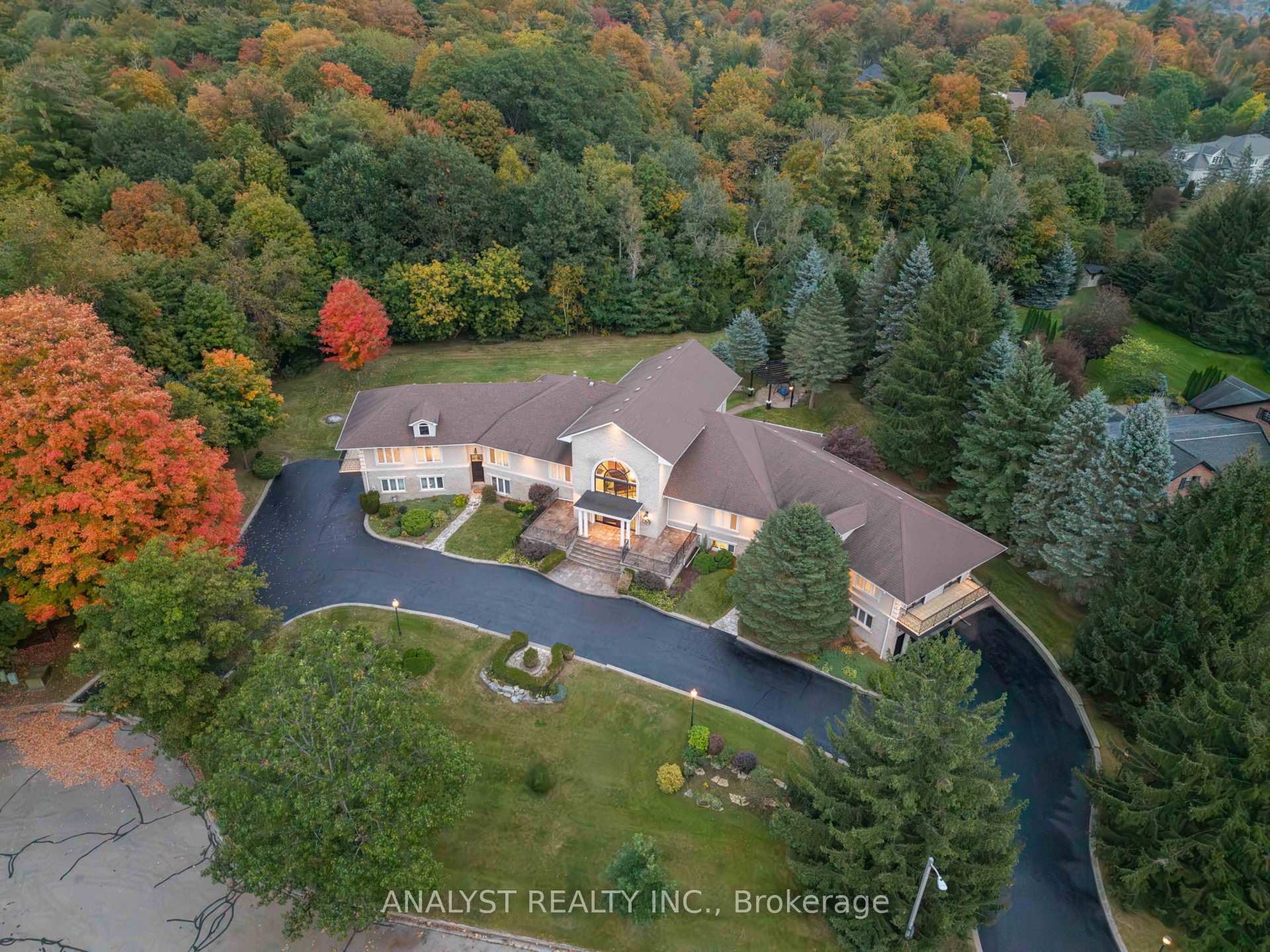 Photo 4 of 81 Orico Court, Vaughan, Kleinburg — HOMEH