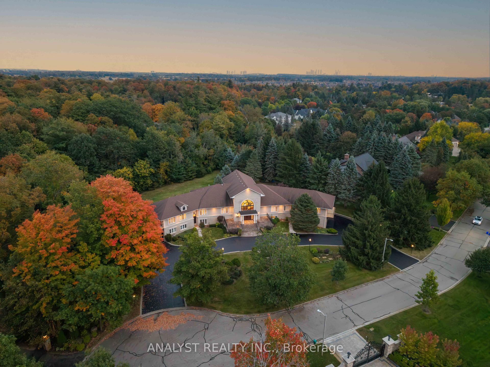 Photo 5 of 81 Orico Court, Vaughan, Kleinburg — HOMEH