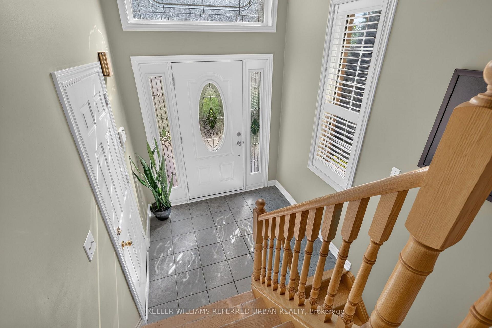 Photo 4 of 27 Summer Valley Drive, Brampton, Snelgrove — HOMEH