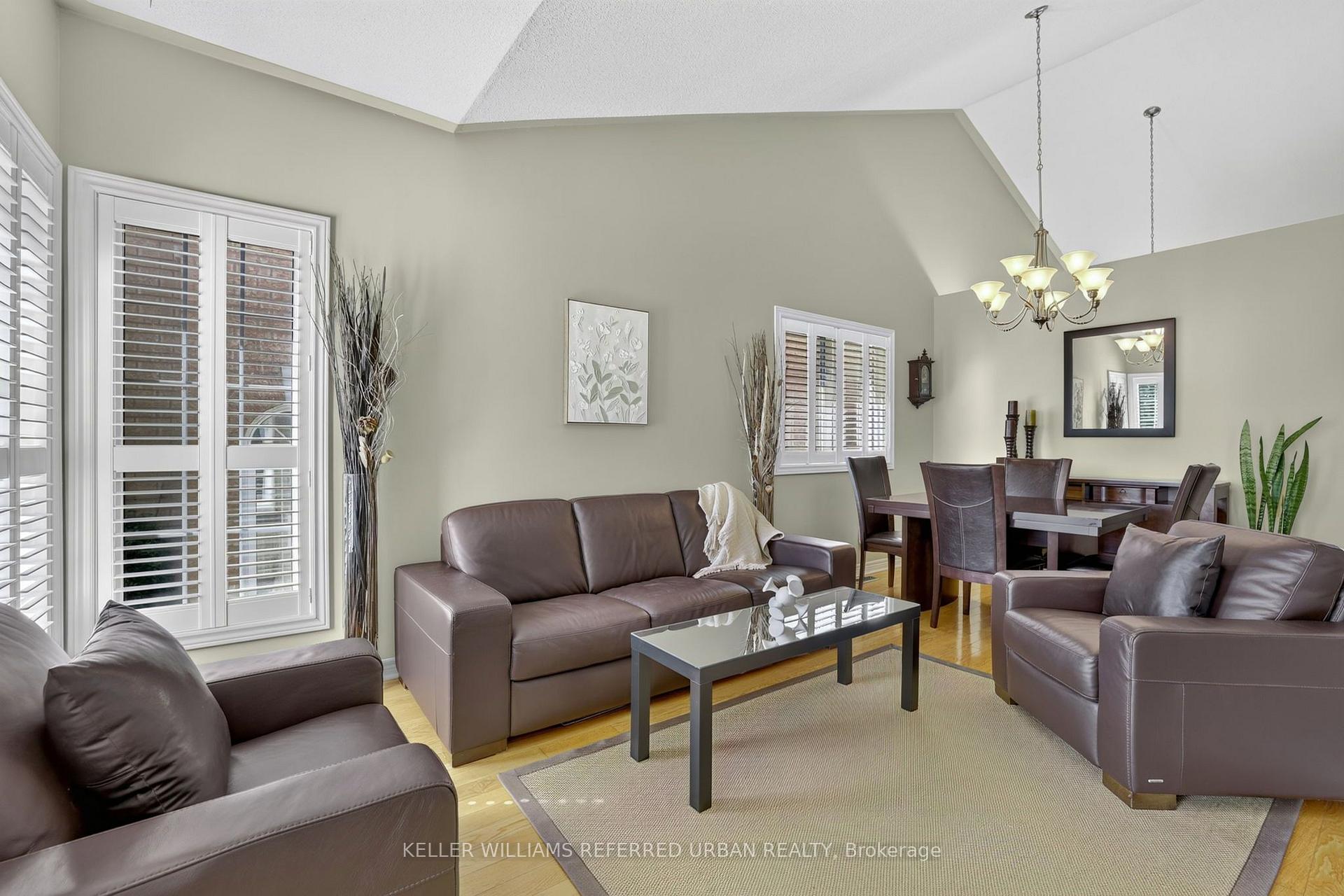 Photo 8 of 27 Summer Valley Drive, Brampton, Snelgrove — HOMEH