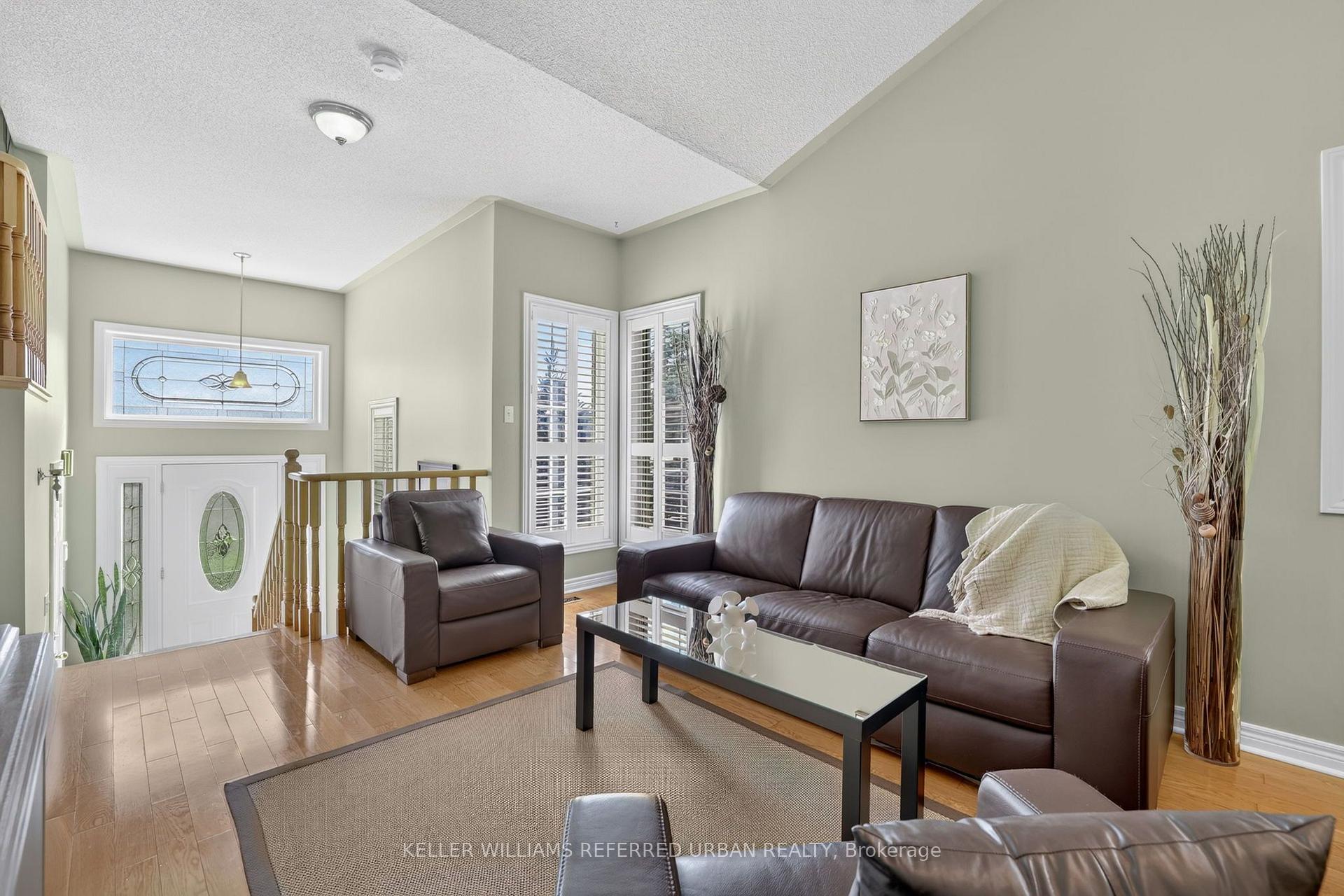Photo 9 of 27 Summer Valley Drive, Brampton, Snelgrove — HOMEH