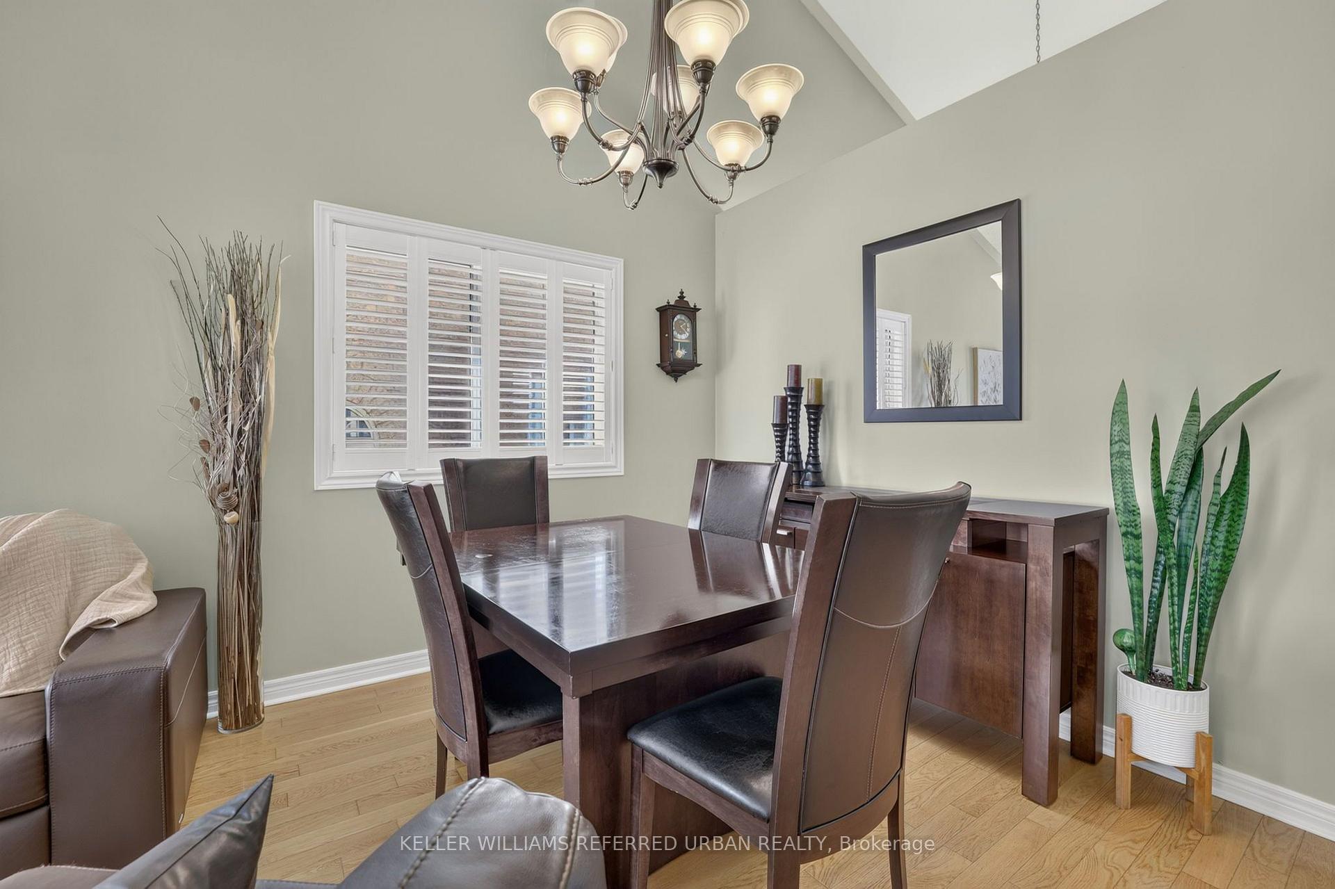 Photo 10 of 27 Summer Valley Drive, Brampton, Snelgrove — HOMEH