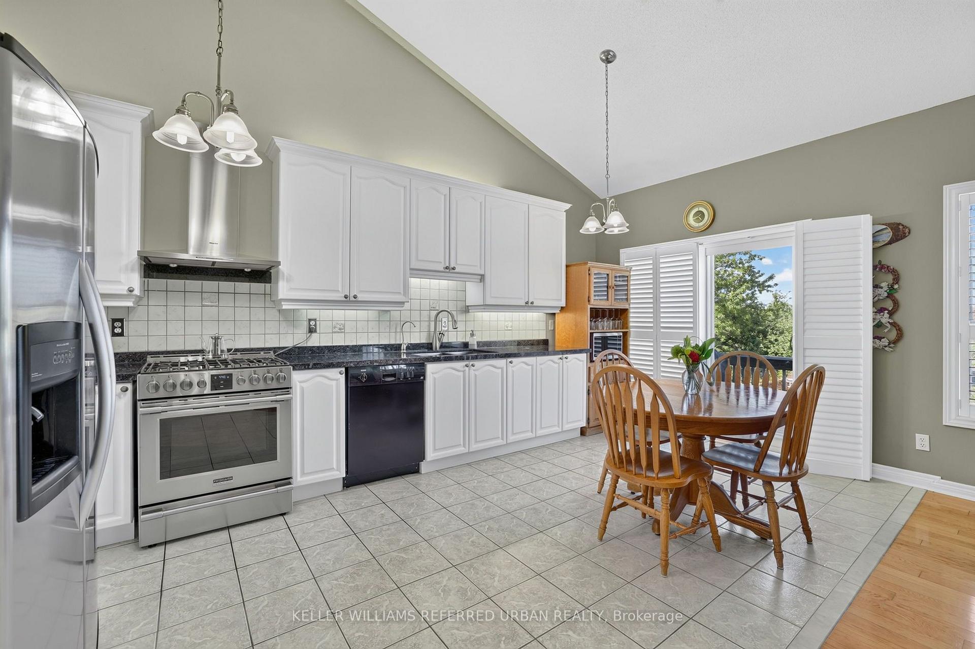 Photo 12 of 27 Summer Valley Drive, Brampton, Snelgrove — HOMEH