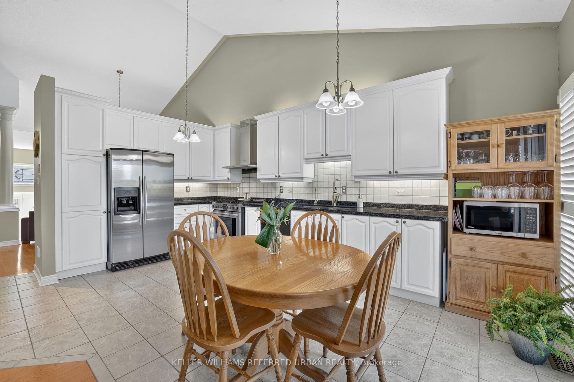 Photo 13 of 27 Summer Valley Drive, Brampton, Snelgrove — HOMEH