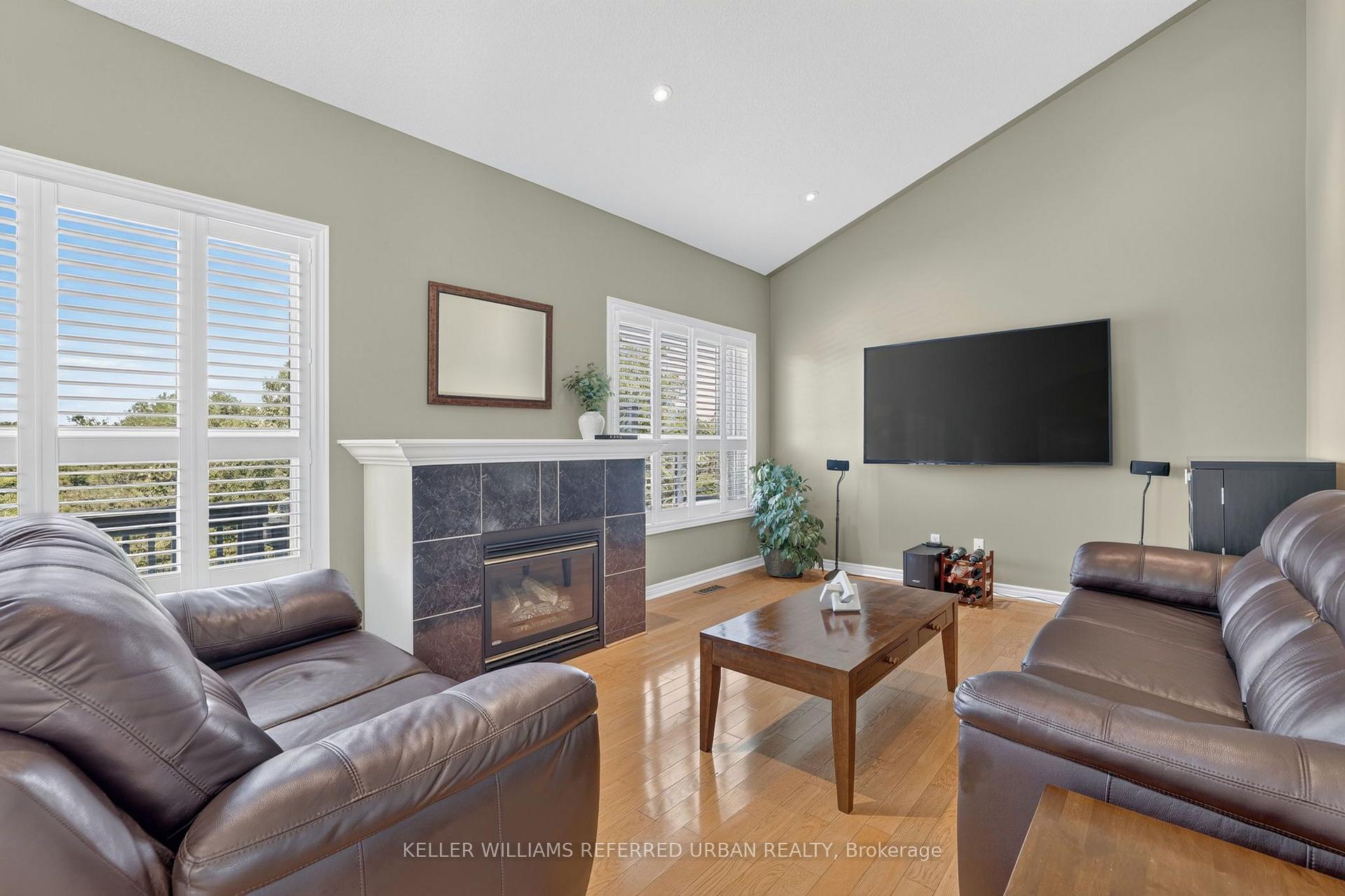 Photo 15 of 27 Summer Valley Drive, Brampton, Snelgrove — HOMEH