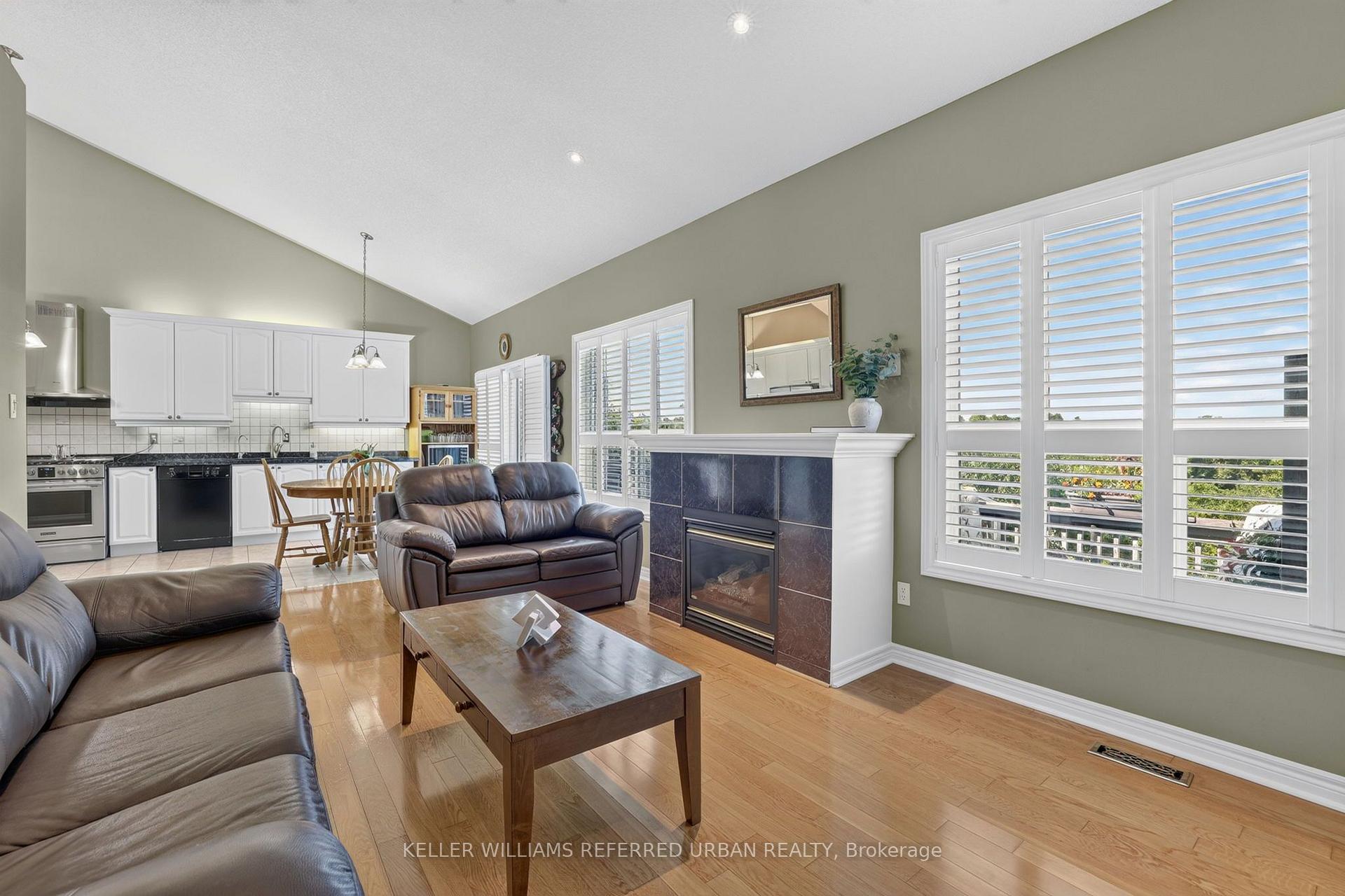 Photo 16 of 27 Summer Valley Drive, Brampton, Snelgrove — HOMEH