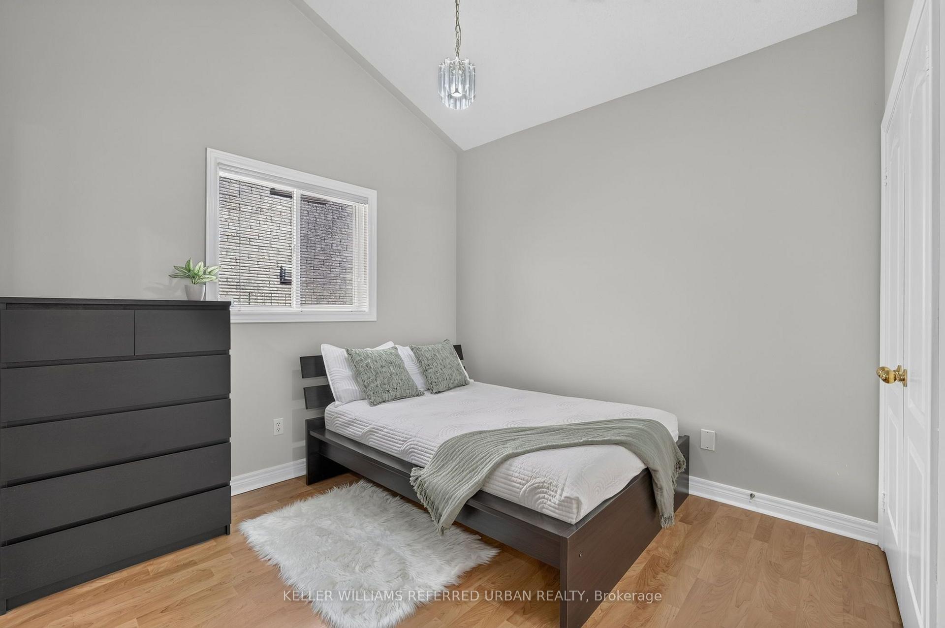 Photo 17 of 27 Summer Valley Drive, Brampton, Snelgrove — HOMEH