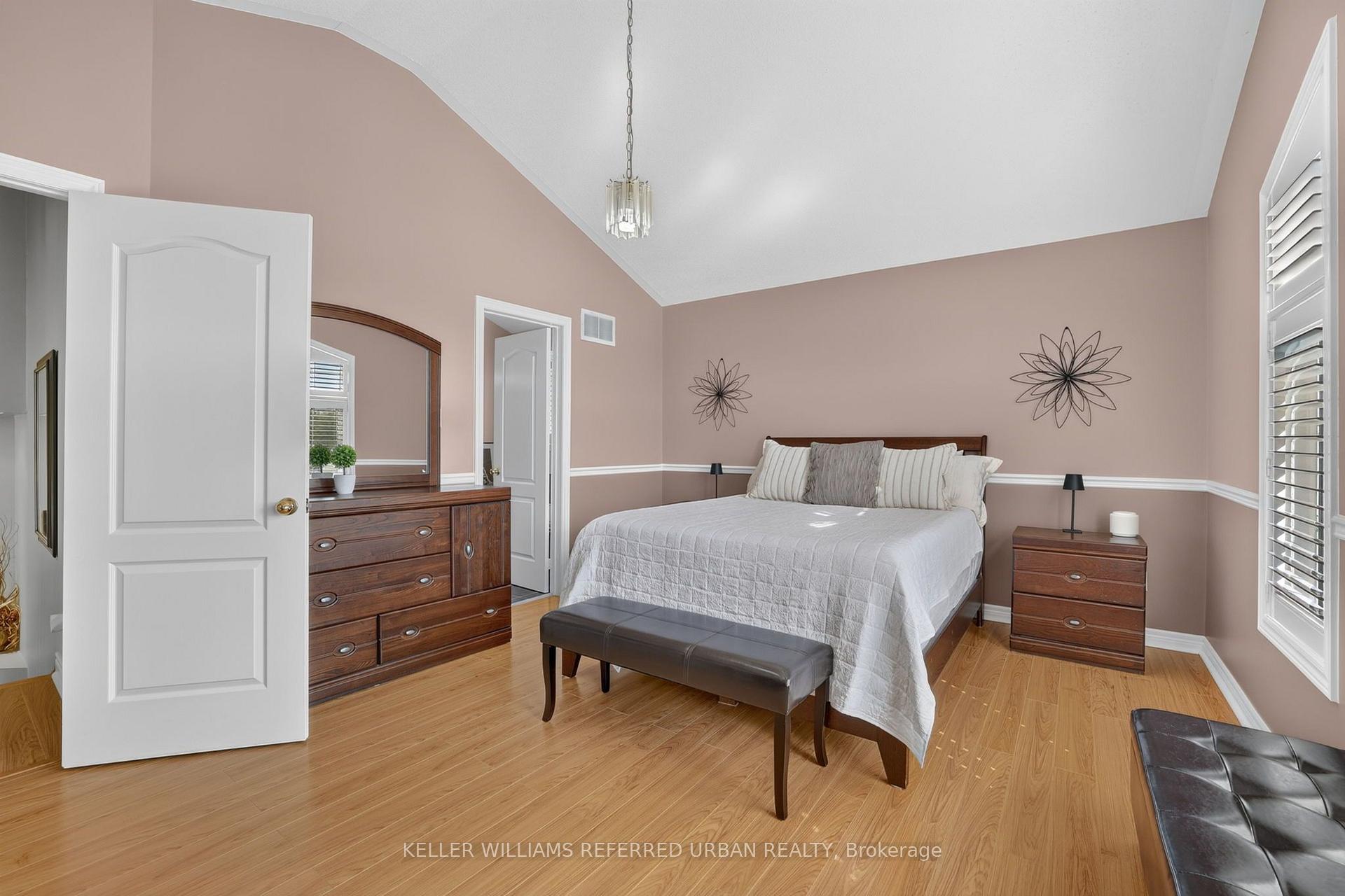 Photo 23 of 27 Summer Valley Drive, Brampton, Snelgrove — HOMEH