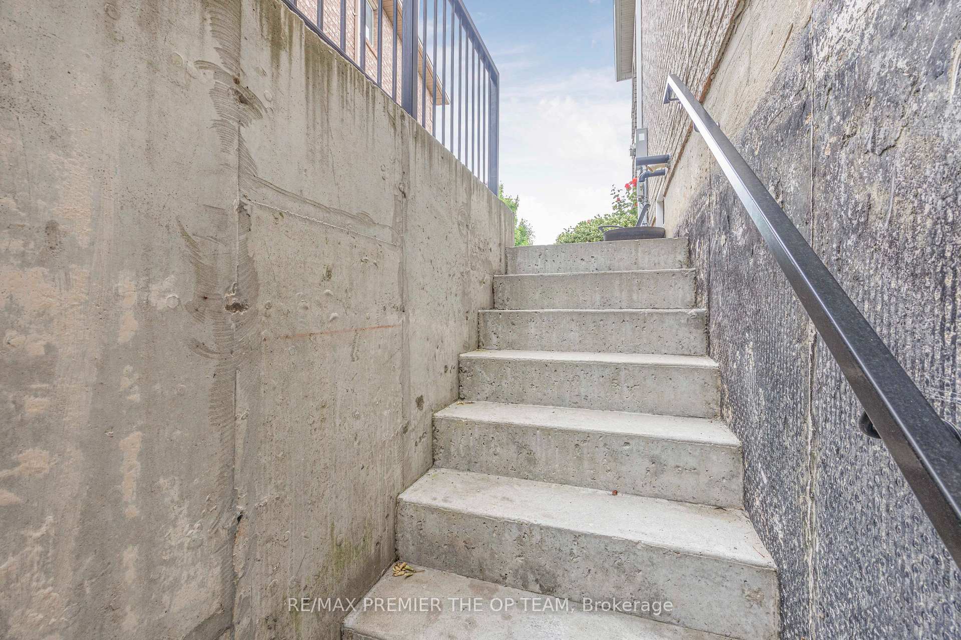 Photo 12 of Unit Lower, 223 Landsbridge Street, Caledon, Bolton East — HOMEH