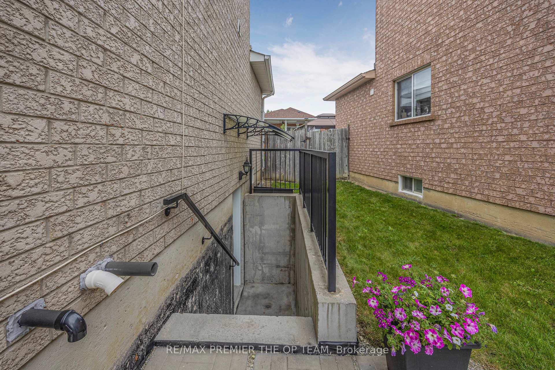 Photo 13 of Unit Lower, 223 Landsbridge Street, Caledon, Bolton East — HOMEH