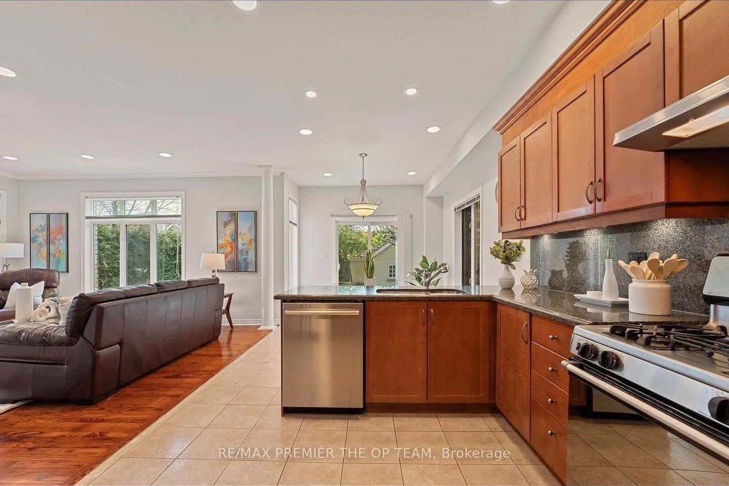Photo 5 of 58 Calera Crescent, Vaughan, Sonoma Heights — HOMEH