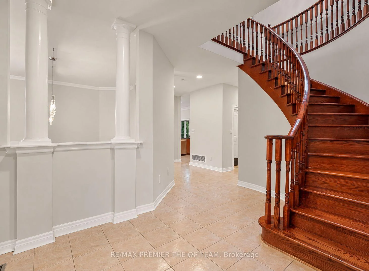 Photo 4 of 58 Calera Crescent, Vaughan, Sonoma Heights — HOMEH