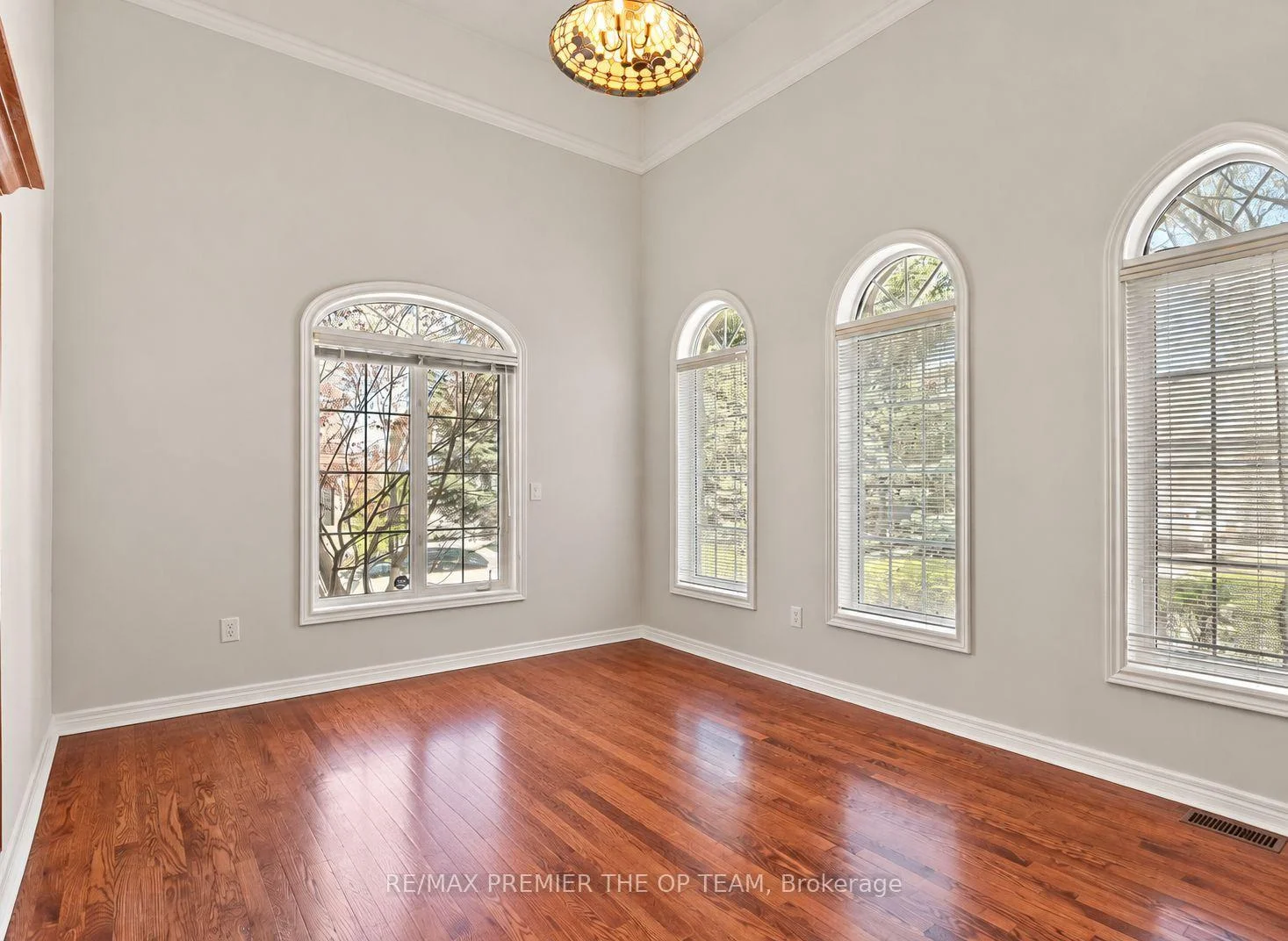 Photo 6 of 58 Calera Crescent, Vaughan, Sonoma Heights — HOMEH