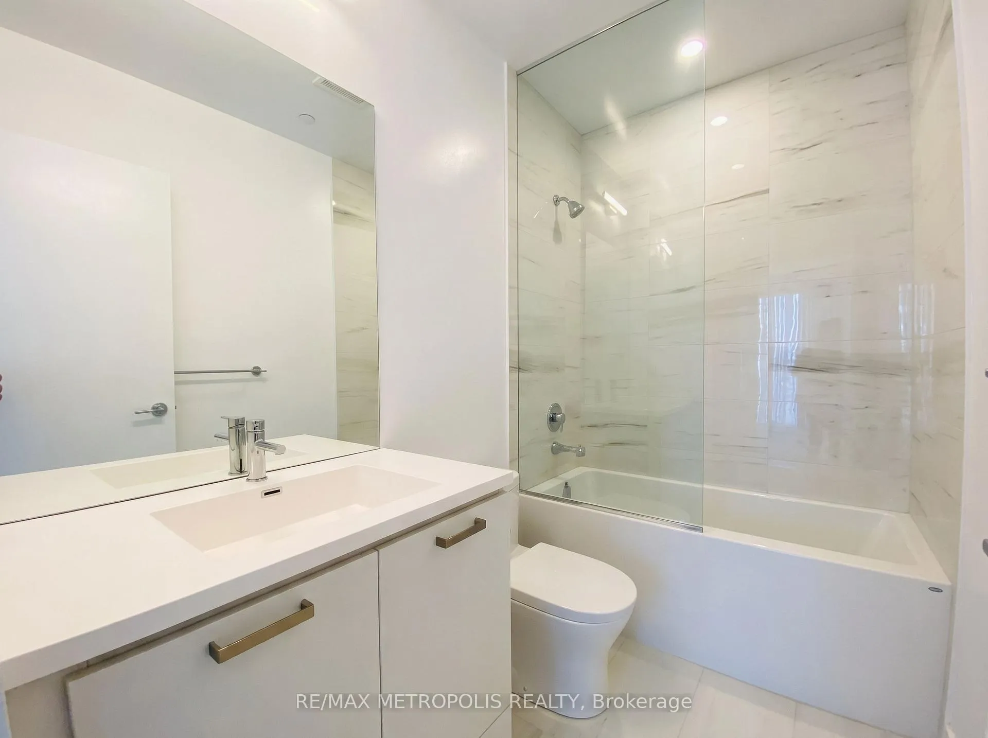 Photo 4 of Unit 211, 10 Honeycrisp Crescent, Vaughan, Vaughan Corporate Centre — HOMEH