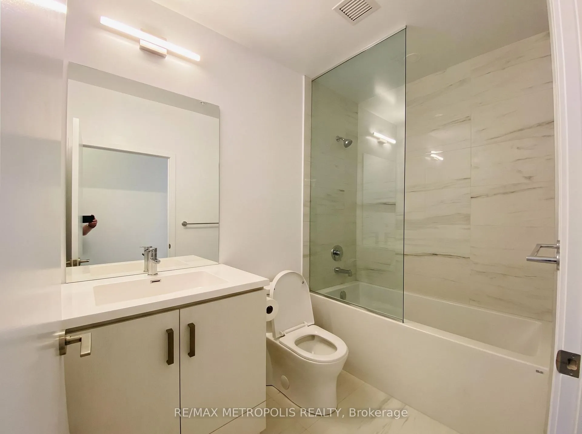 Photo 5 of Unit 211, 10 Honeycrisp Crescent, Vaughan, Vaughan Corporate Centre — HOMEH