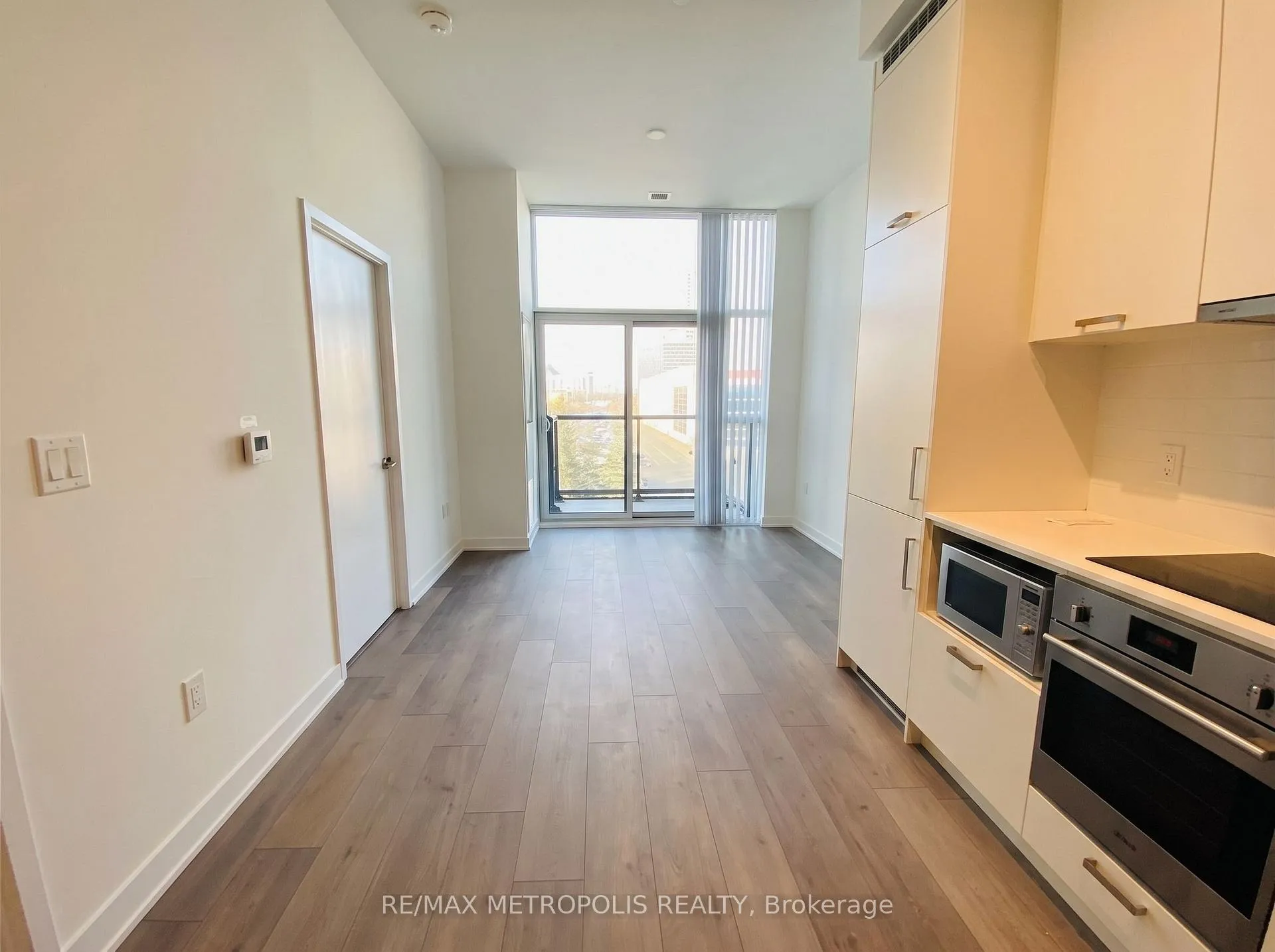 Photo 6 of Unit 211, 10 Honeycrisp Crescent, Vaughan, Vaughan Corporate Centre — HOMEH