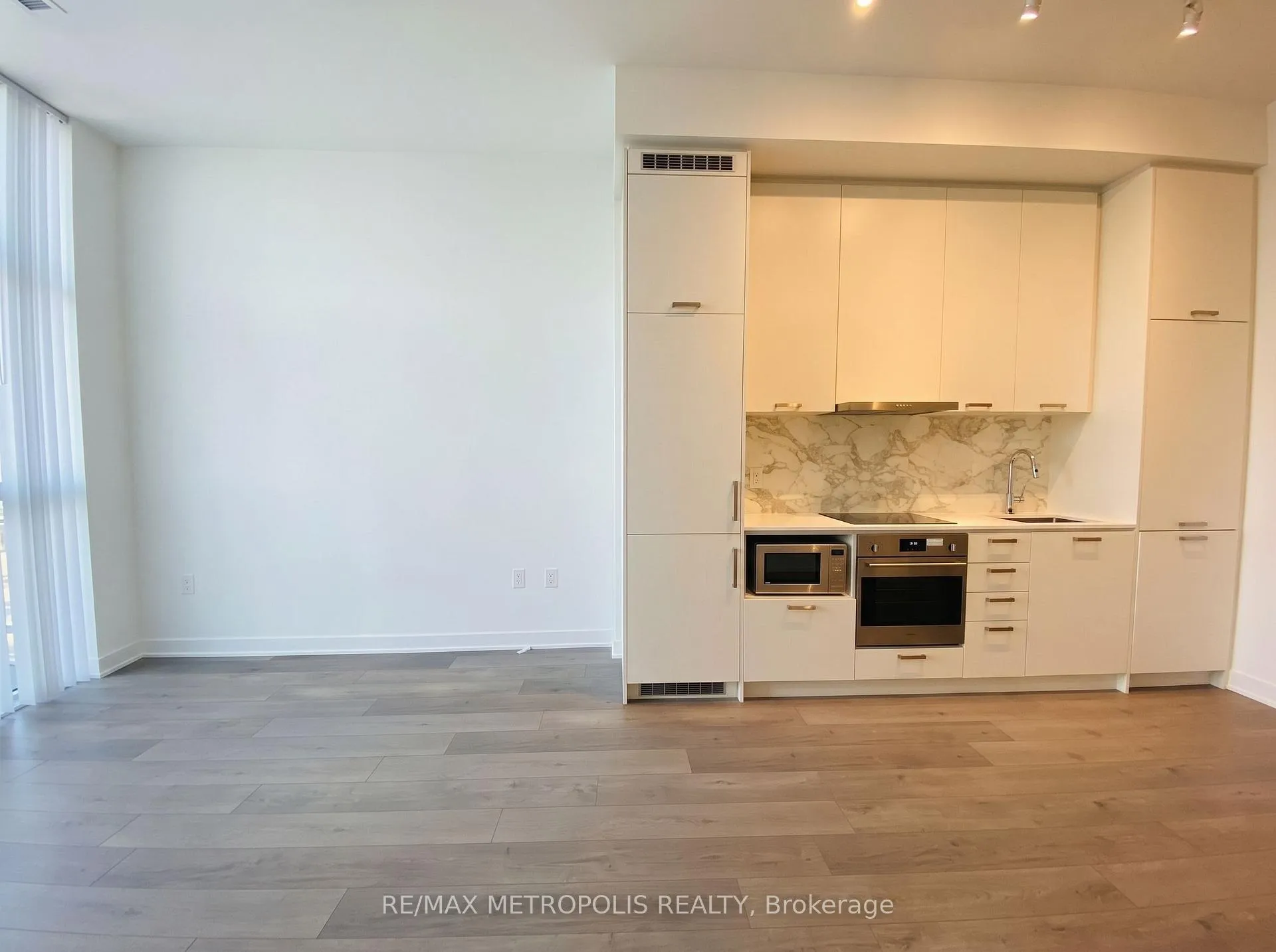 Photo 8 of Unit 211, 10 Honeycrisp Crescent, Vaughan, Vaughan Corporate Centre — HOMEH