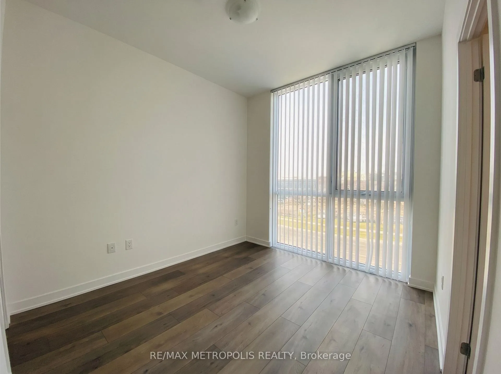 Photo 12 of Unit 211, 10 Honeycrisp Crescent, Vaughan, Vaughan Corporate Centre — HOMEH