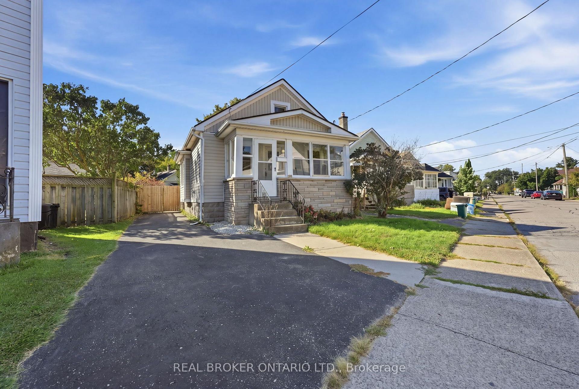 Photo 3 of 132 Grass Avenue, St. Catharines, Downtown — HOMEH