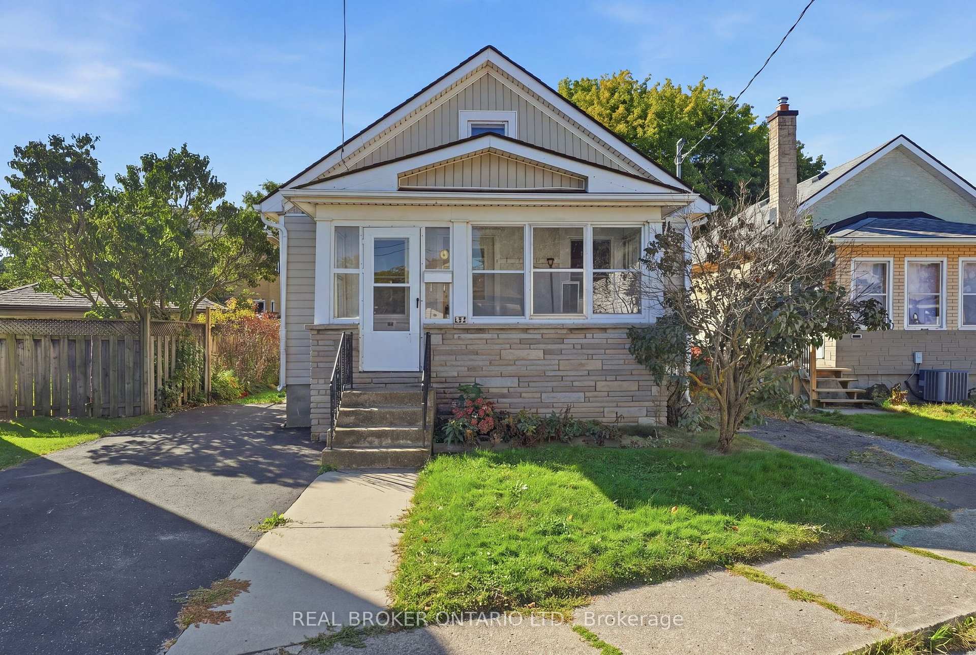 Photo 4 of 132 Grass Avenue, St. Catharines, Downtown — HOMEH