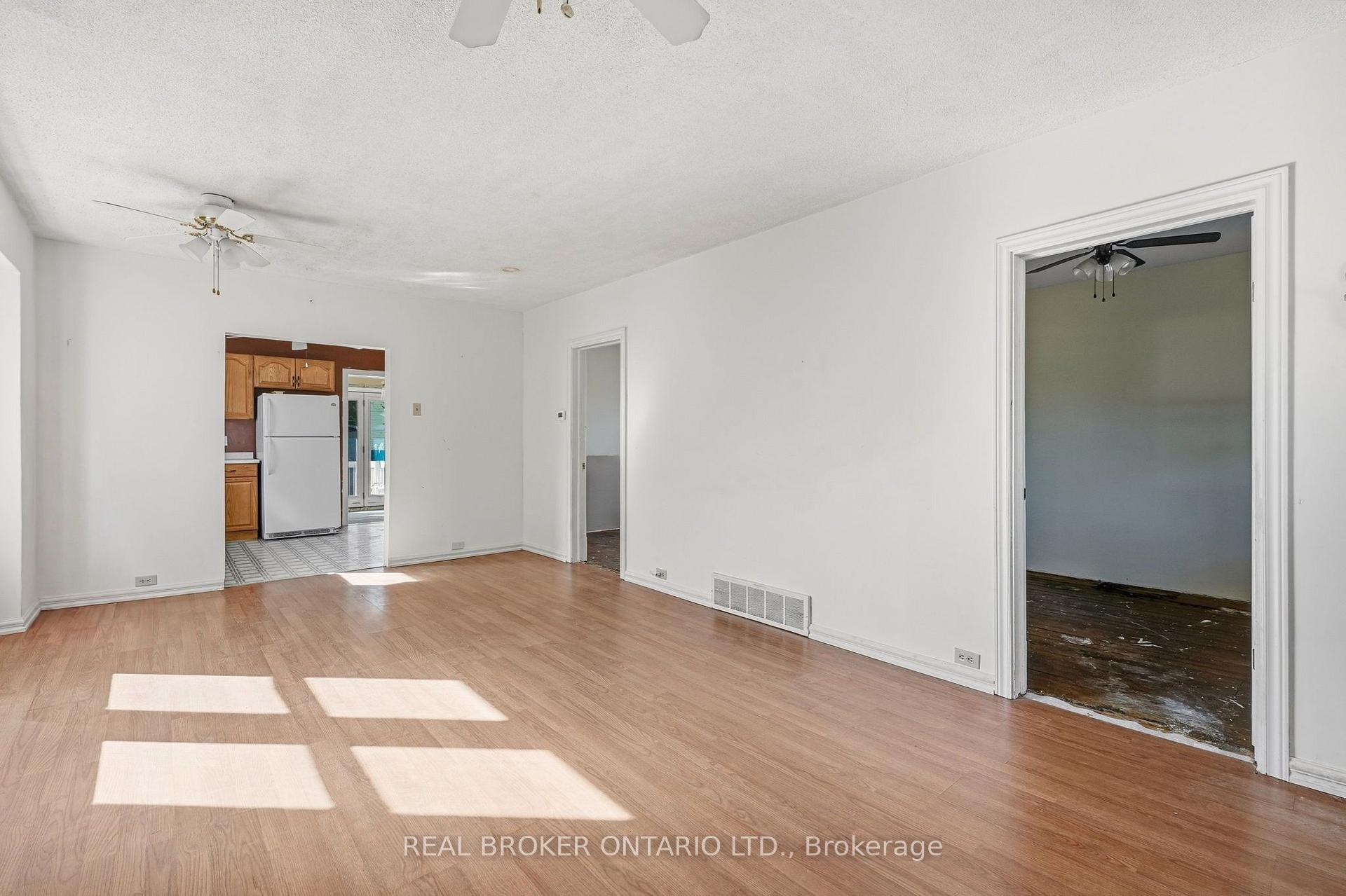 Photo 8 of 132 Grass Avenue, St. Catharines, Downtown — HOMEH